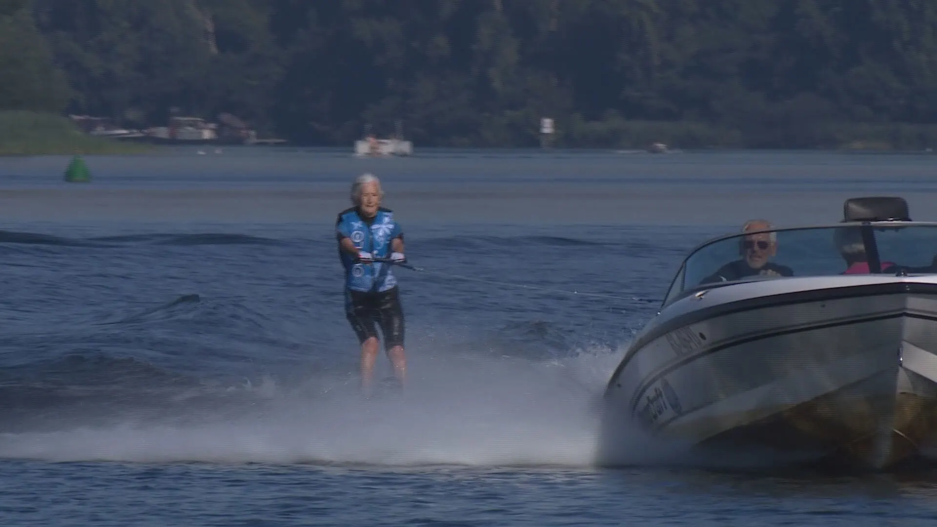 Tineke is bijna 90 maar weet heel goed hoe ze verkoeling moet zoeken vandaag