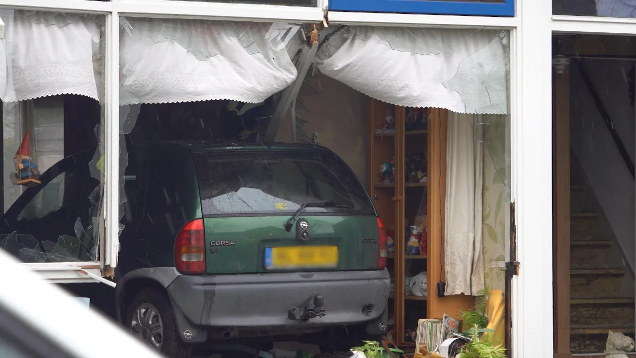 Auto rijdt huis binnen in Drentse Tynaarlo, bestuurder verdwenen