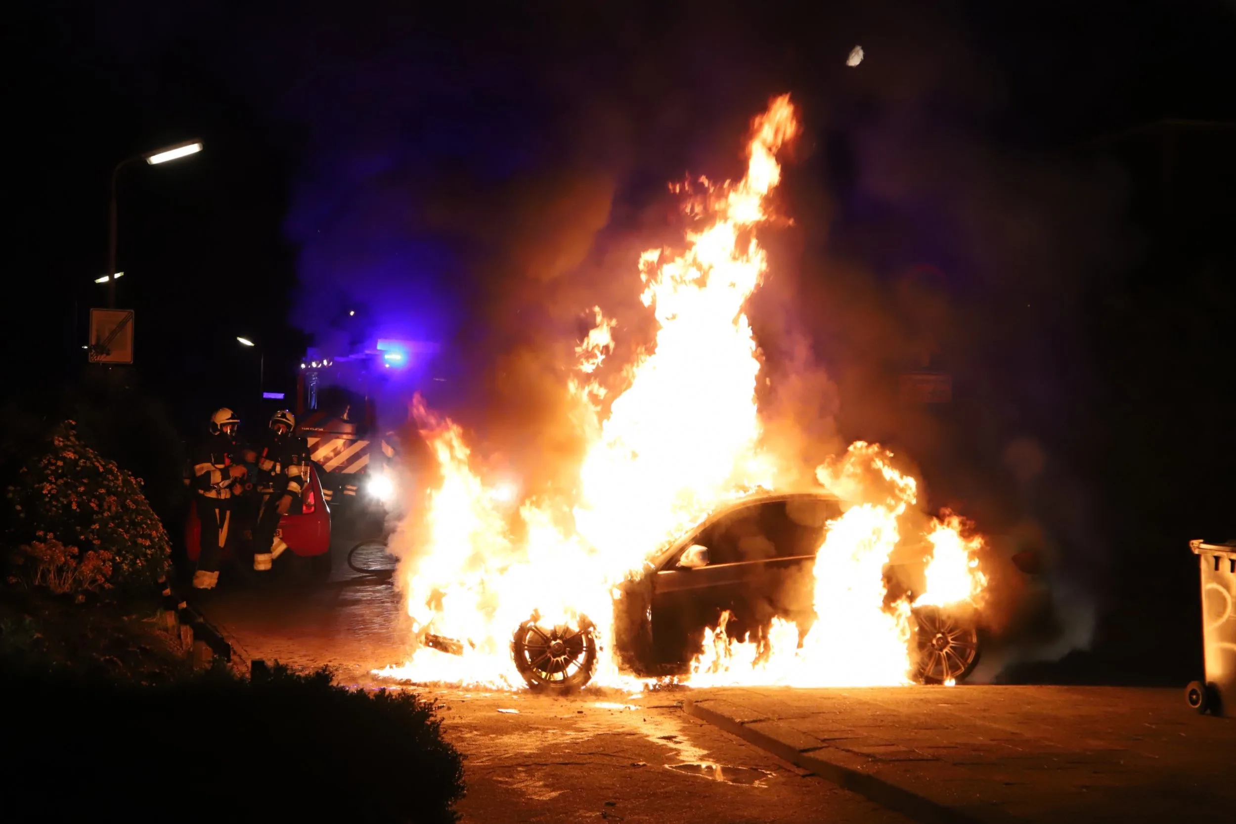 Bewoners straat Leeuwarden midden in de nacht geëvacueerd om felle autobrand