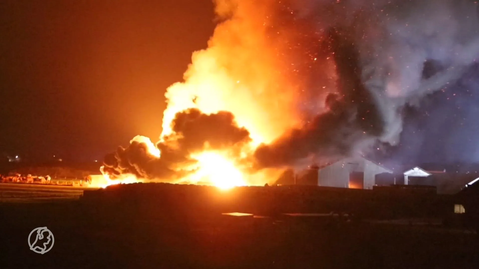 Grote uitslaande brand in schuur Rijswijk in wijde omgeving te zien