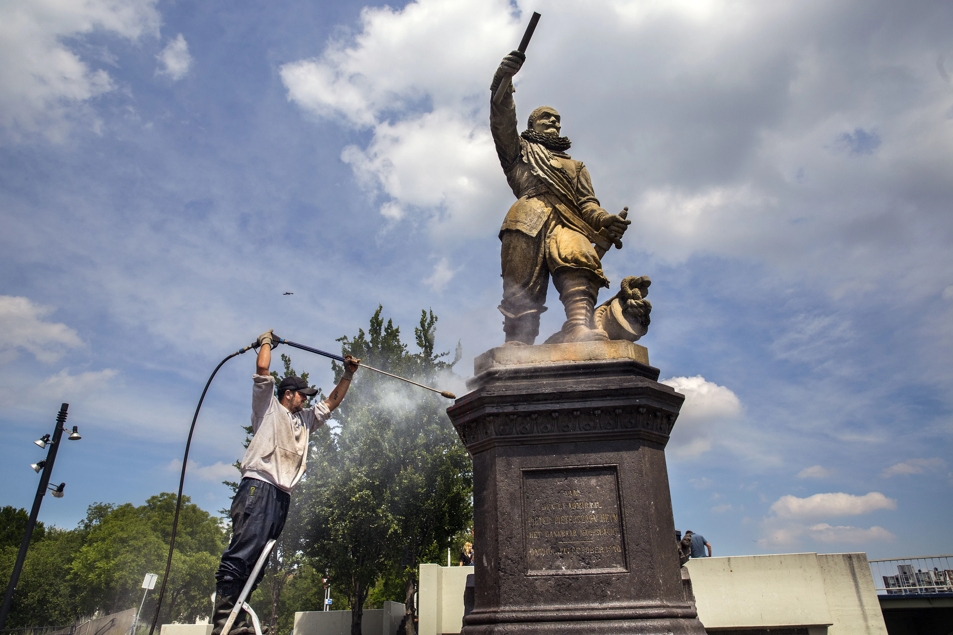 Ruim 80 procent van de Nederlanders wil standbeelden van zeehelden behouden
