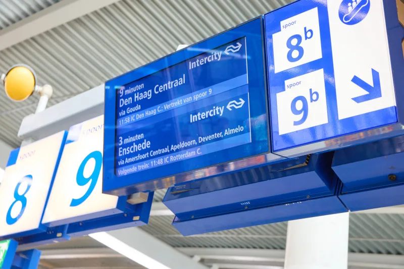 Informatieborden van NS voortaan op donkere modus: dit is waarom