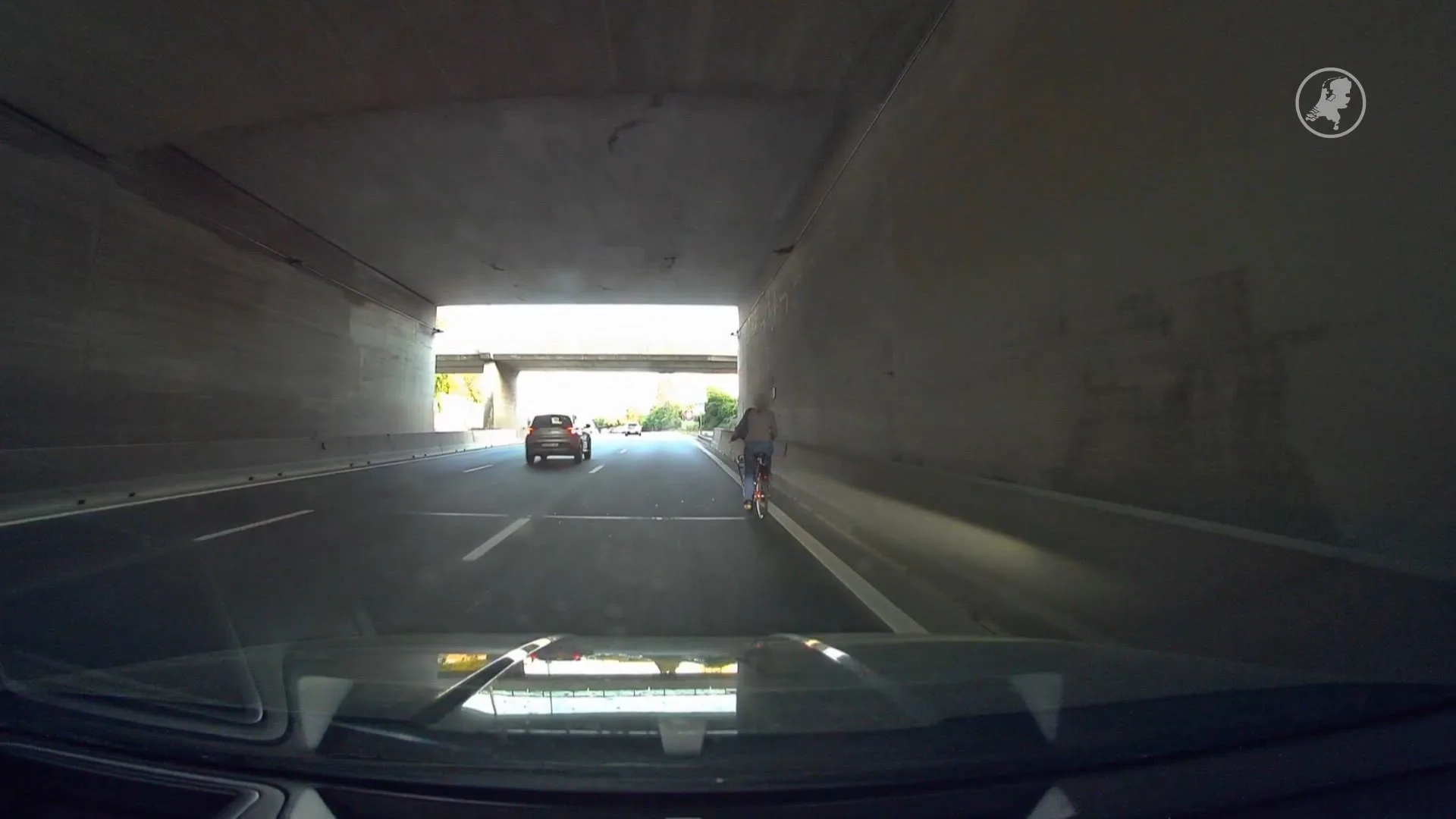 Vrouw fietst op snelweg