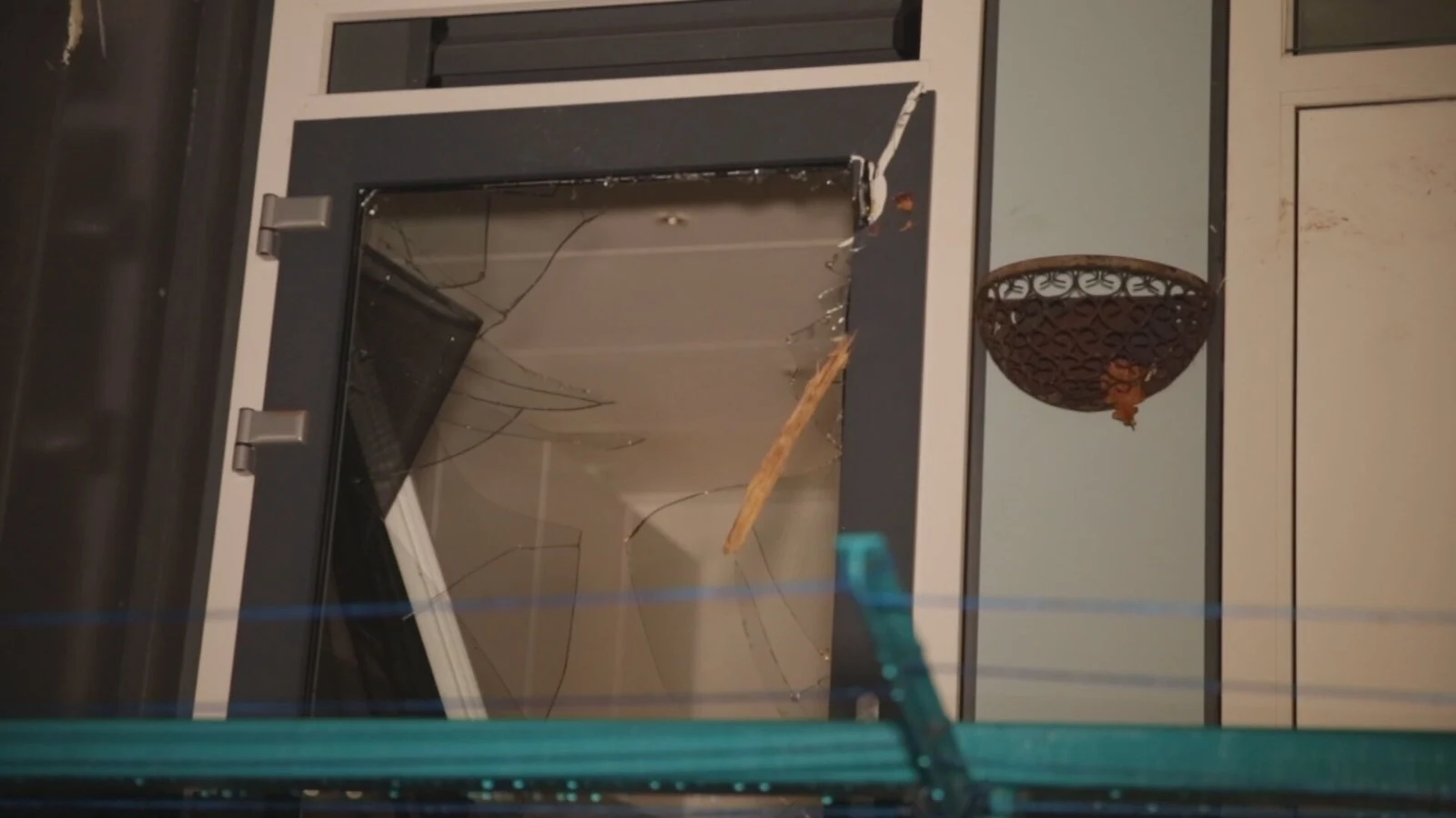 Blikseminslag zorgt voor ravage op de Tamboerijnlaan in Rijswijk