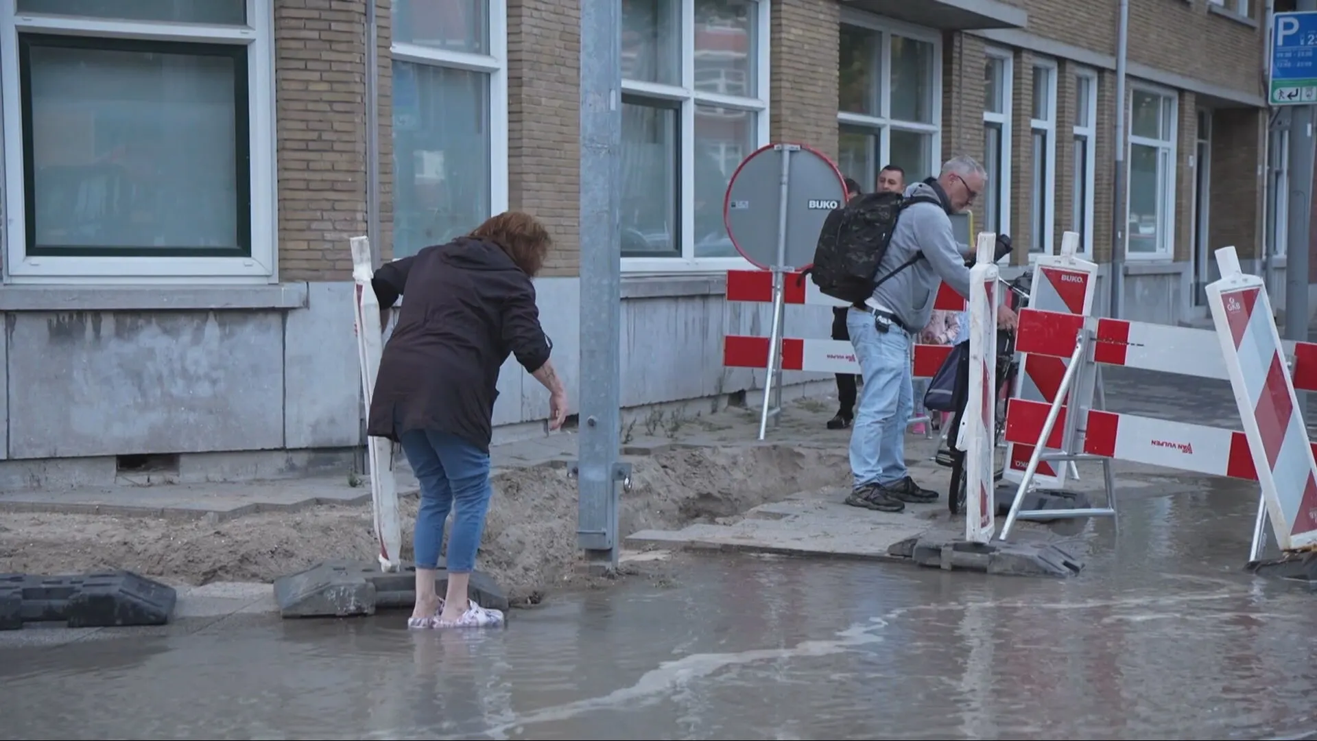'Kind zet straten blank in Rotterdam', honderden mensen zonder water