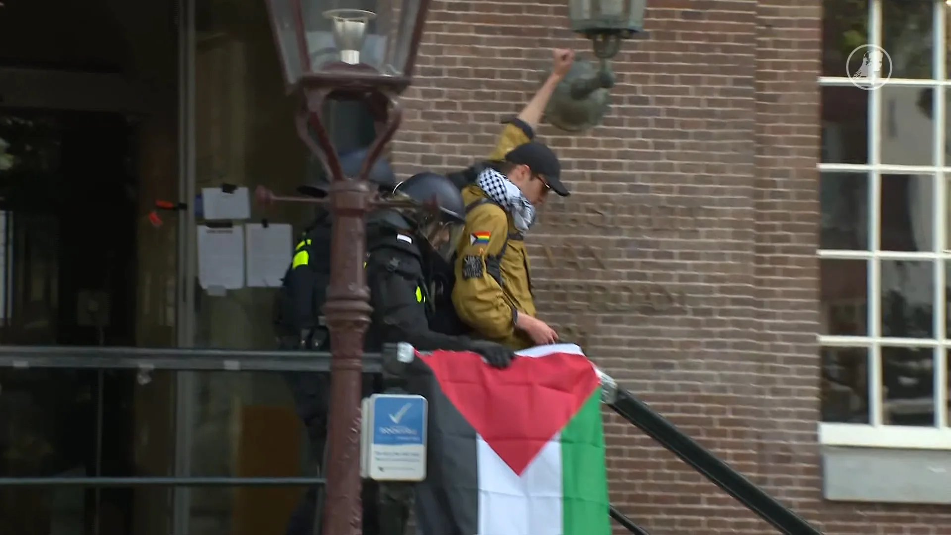 ME haalt Maagdenhuis leeg: betogers één voor één afgevoerd