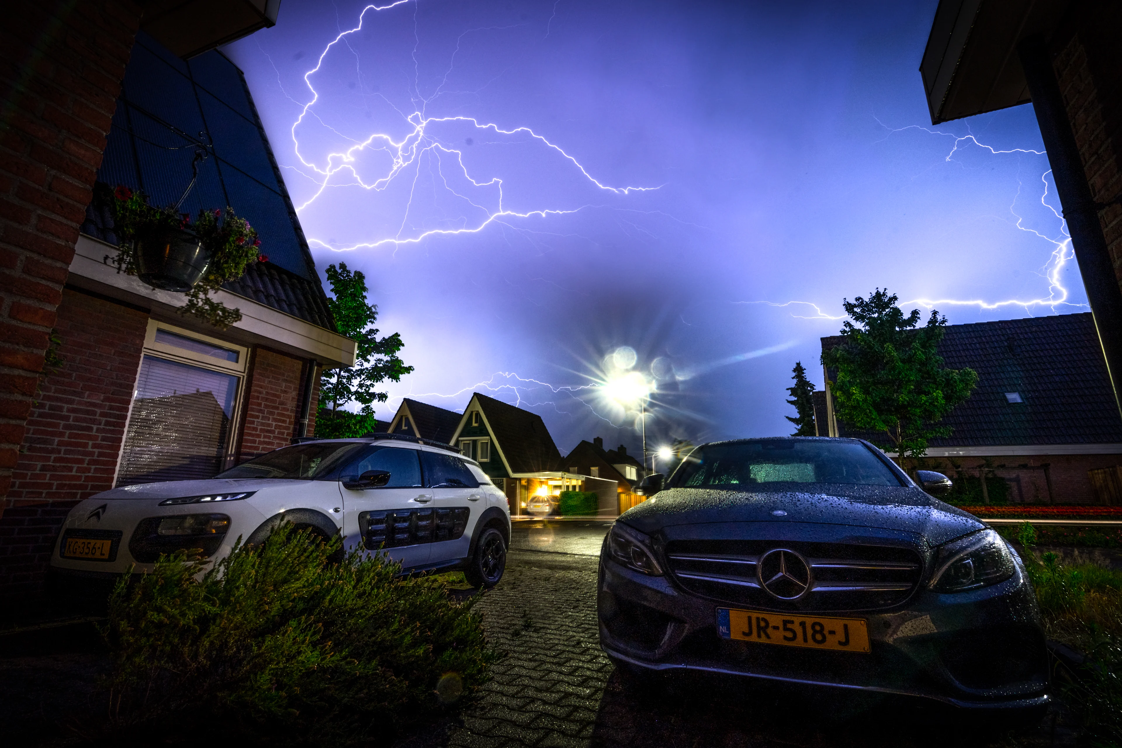 Code geel! Onweersbuien, zware windstoten en hagel trekken over het land