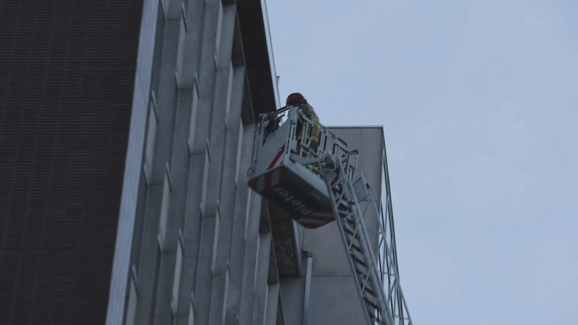 Brand in studentenflat Amsterdam vermoedelijk aangestoken, 'gericht op regenboogvlaggen'