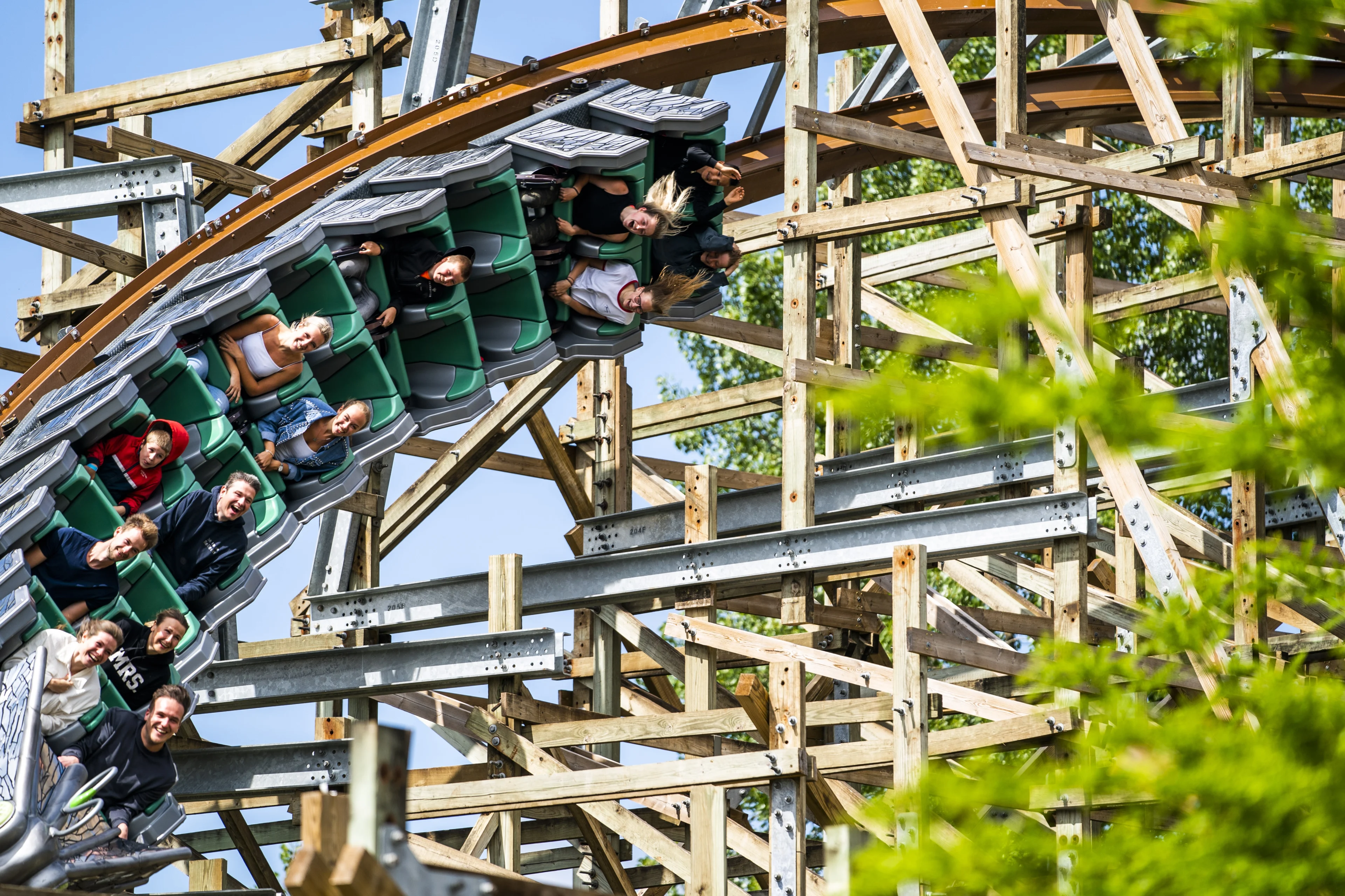 Walibi-gangers zitten ruim een uur vast in achtbaan: ‘Pijn aan rug en schouders’
