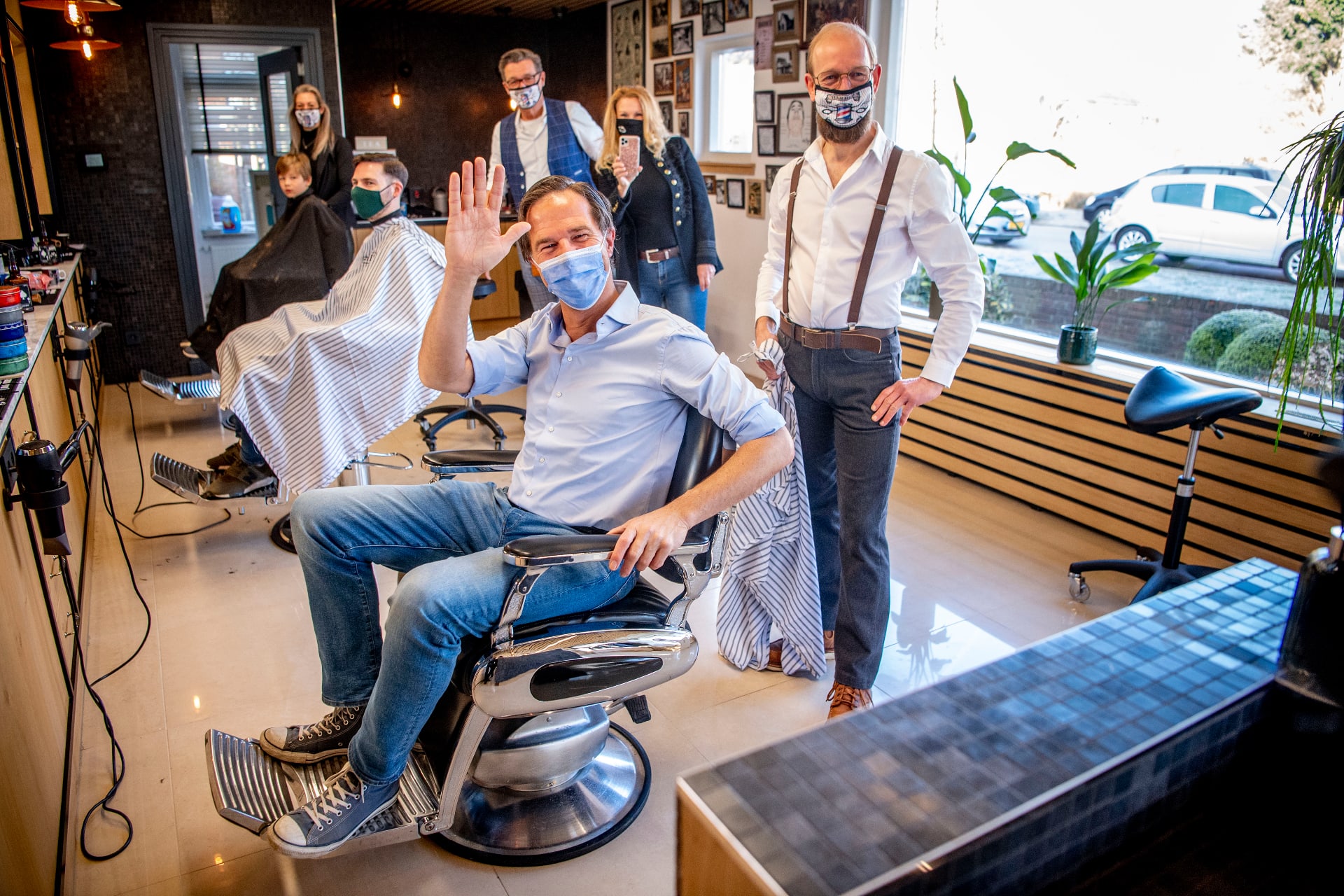 Mark Rutte pakt een kappertje: 'Klein beetje langer gelaten'