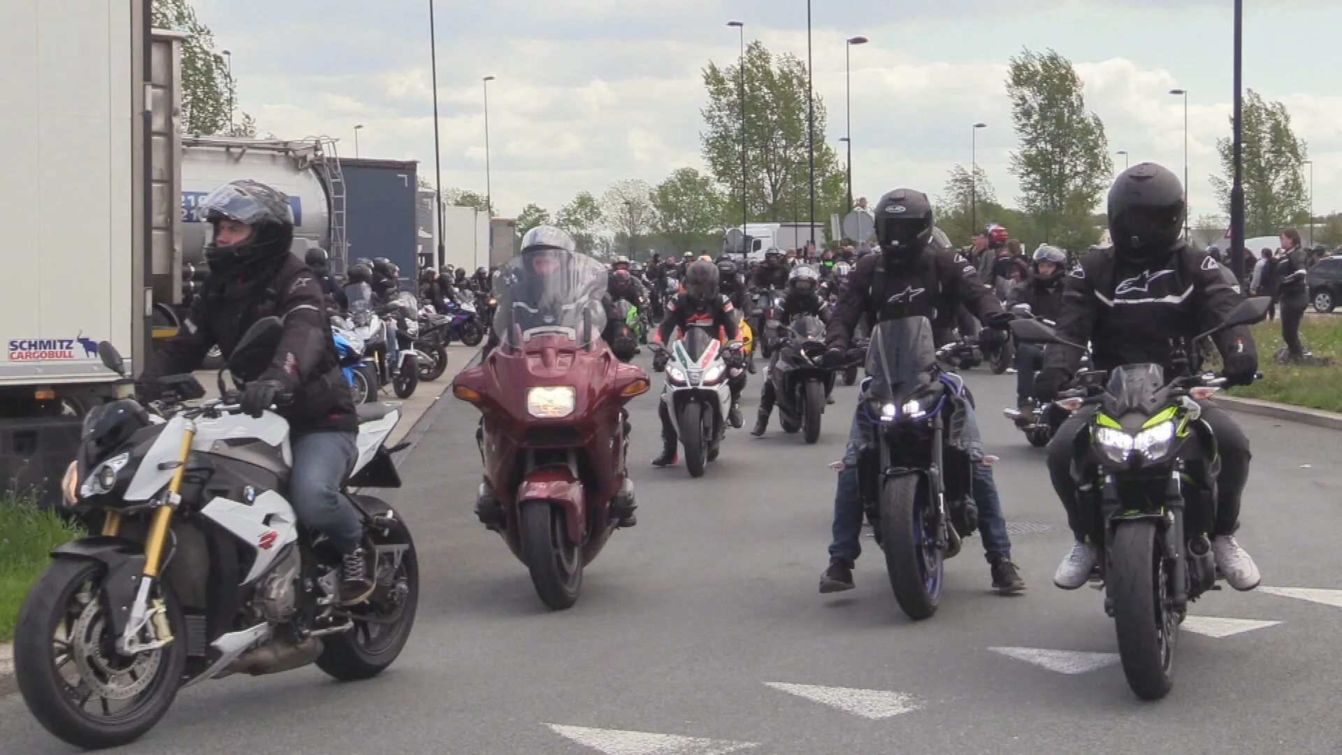 Duizenden motorrijders bijeen voor toertocht, politie sluit parkeerplaats naast A2 af