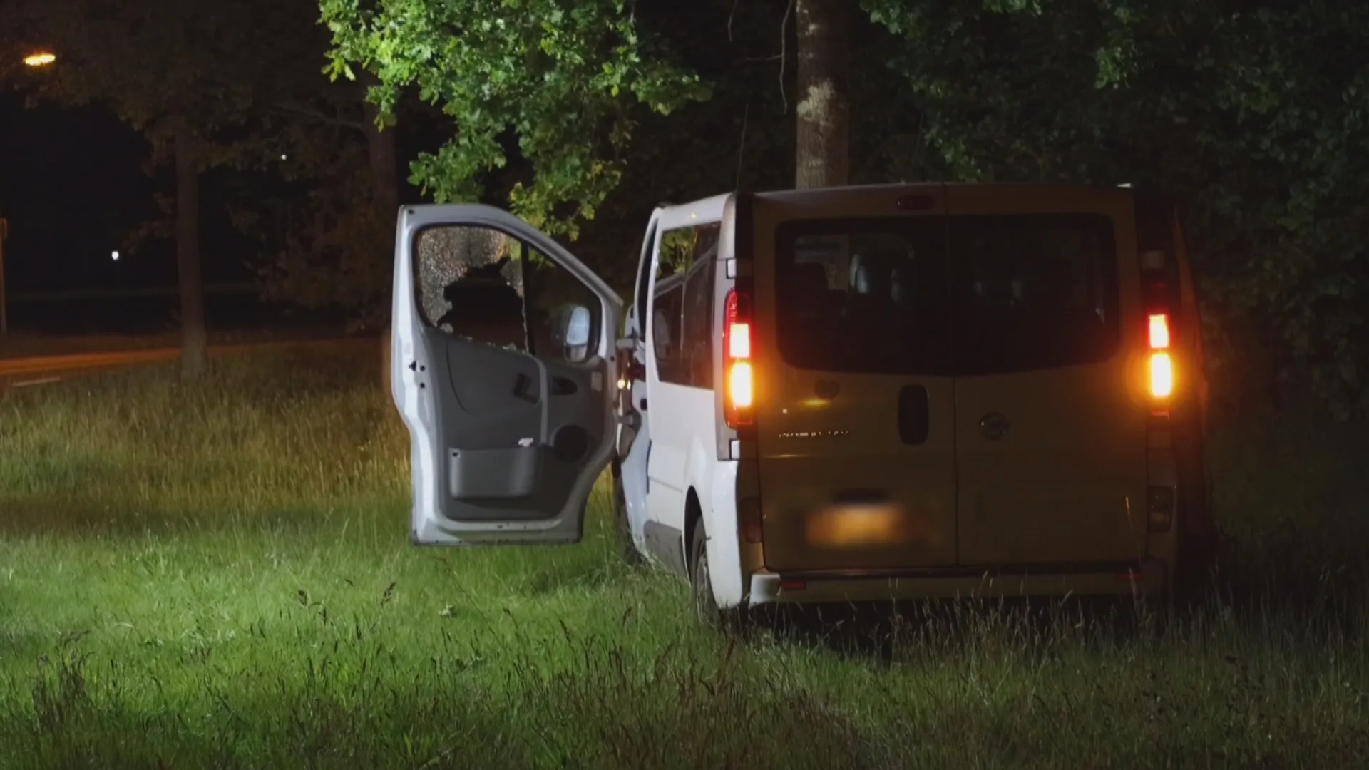 Bizar: Automobilist in Denekamp krijgt al rijdend stenen door raam