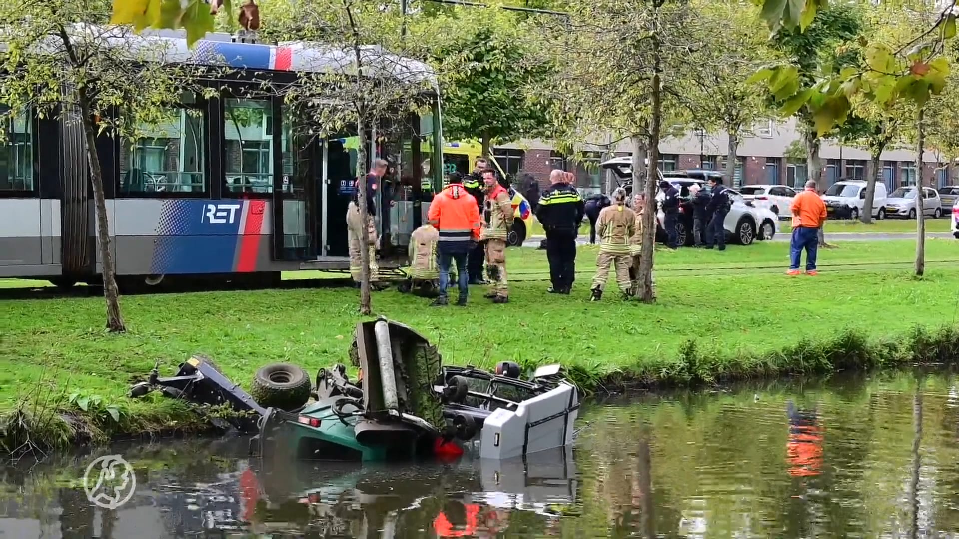 Slechte ochtend: maaier belandt in water na botsing met tram