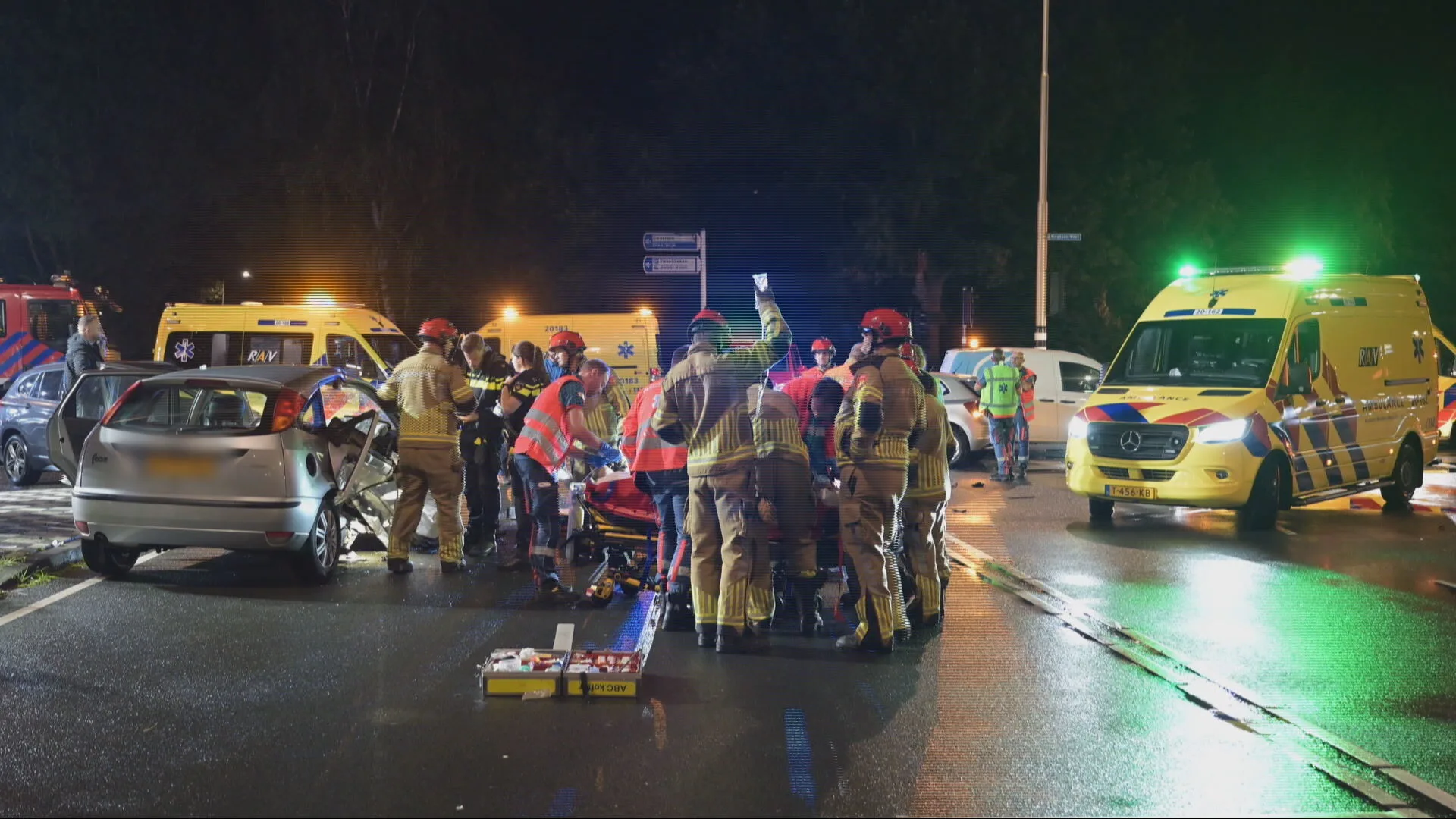 Ernstig ongeval op kruising in Tilburg, vijf inzittenden gewond