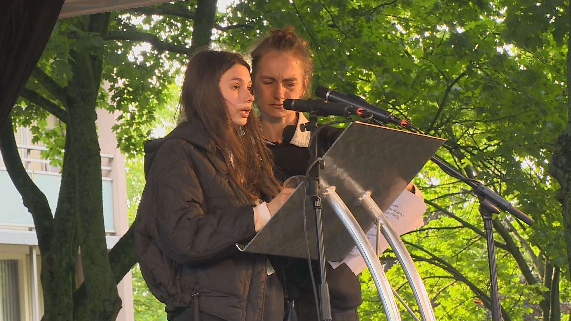 Zus van Gino spreekt menigte toe: 'We hopen dat Nederland hiervan leert'
