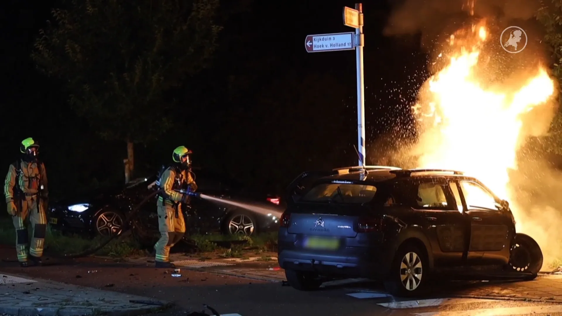Auto vliegt in brand na nachtelijke crash Segbroeklaan Den Haag