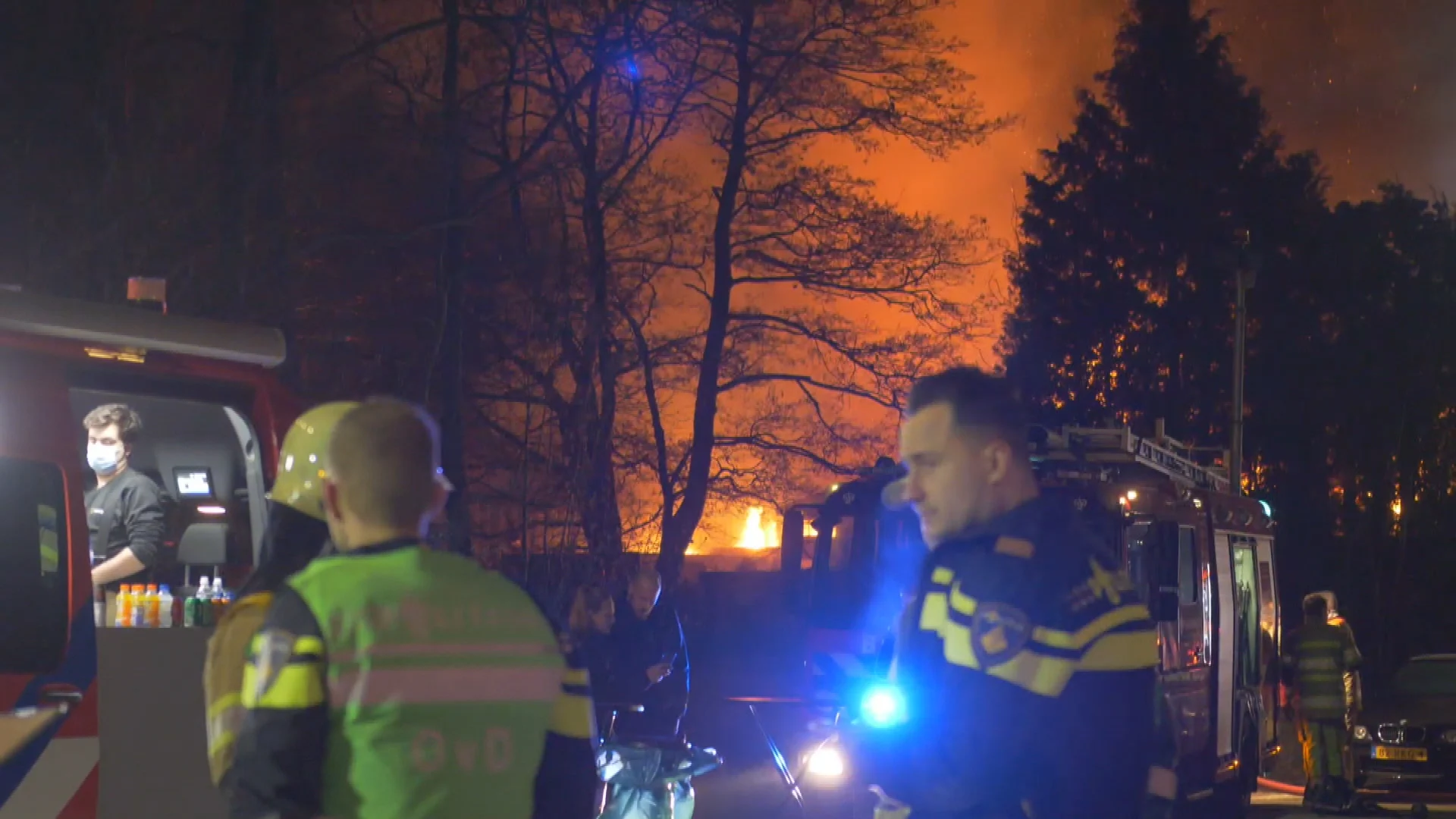Grote brand verwoest loods op vliegveld Hilversum