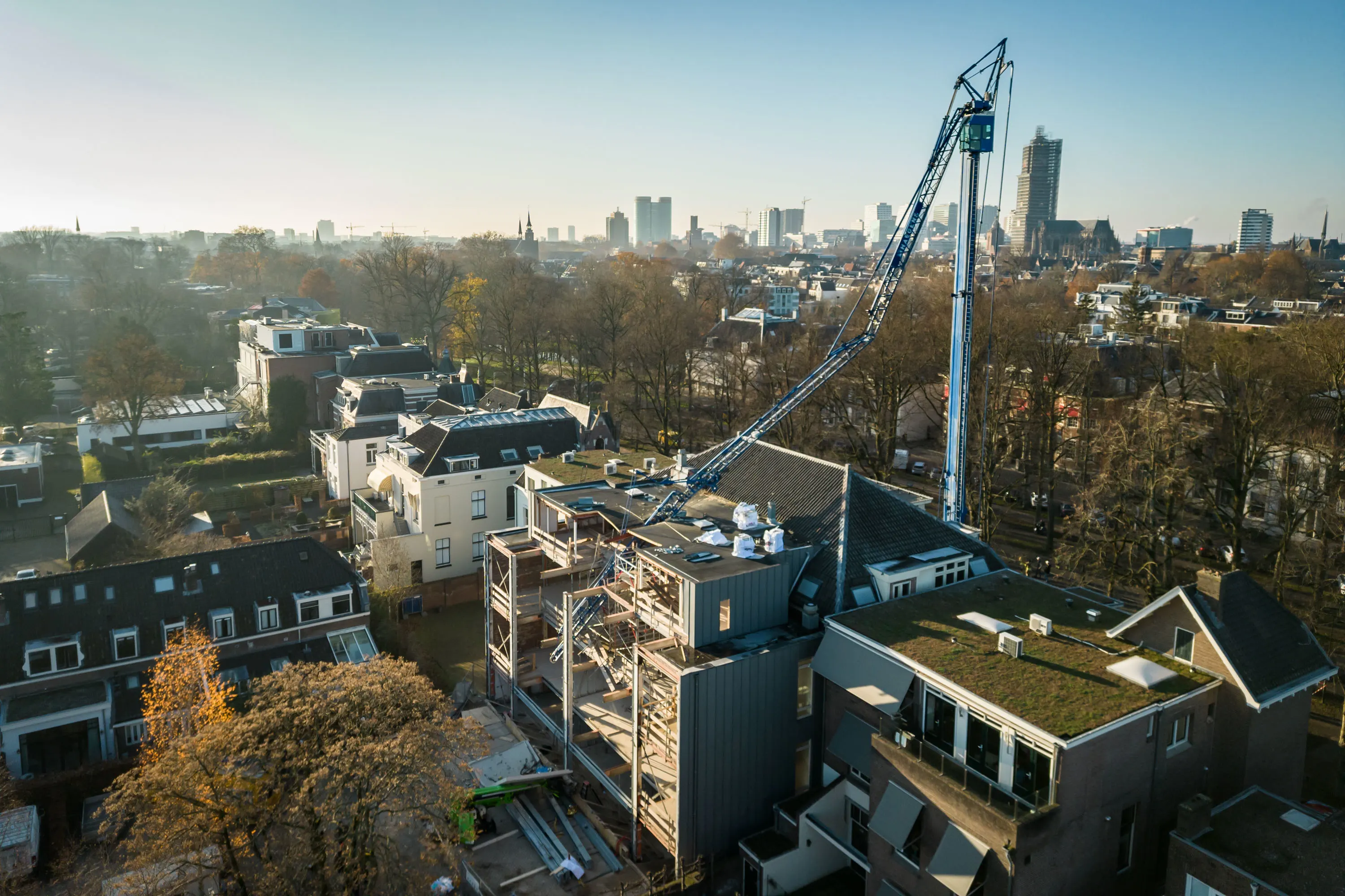 Hijskraan stort in bij werkzaamheden in Utrecht, twee gewonden