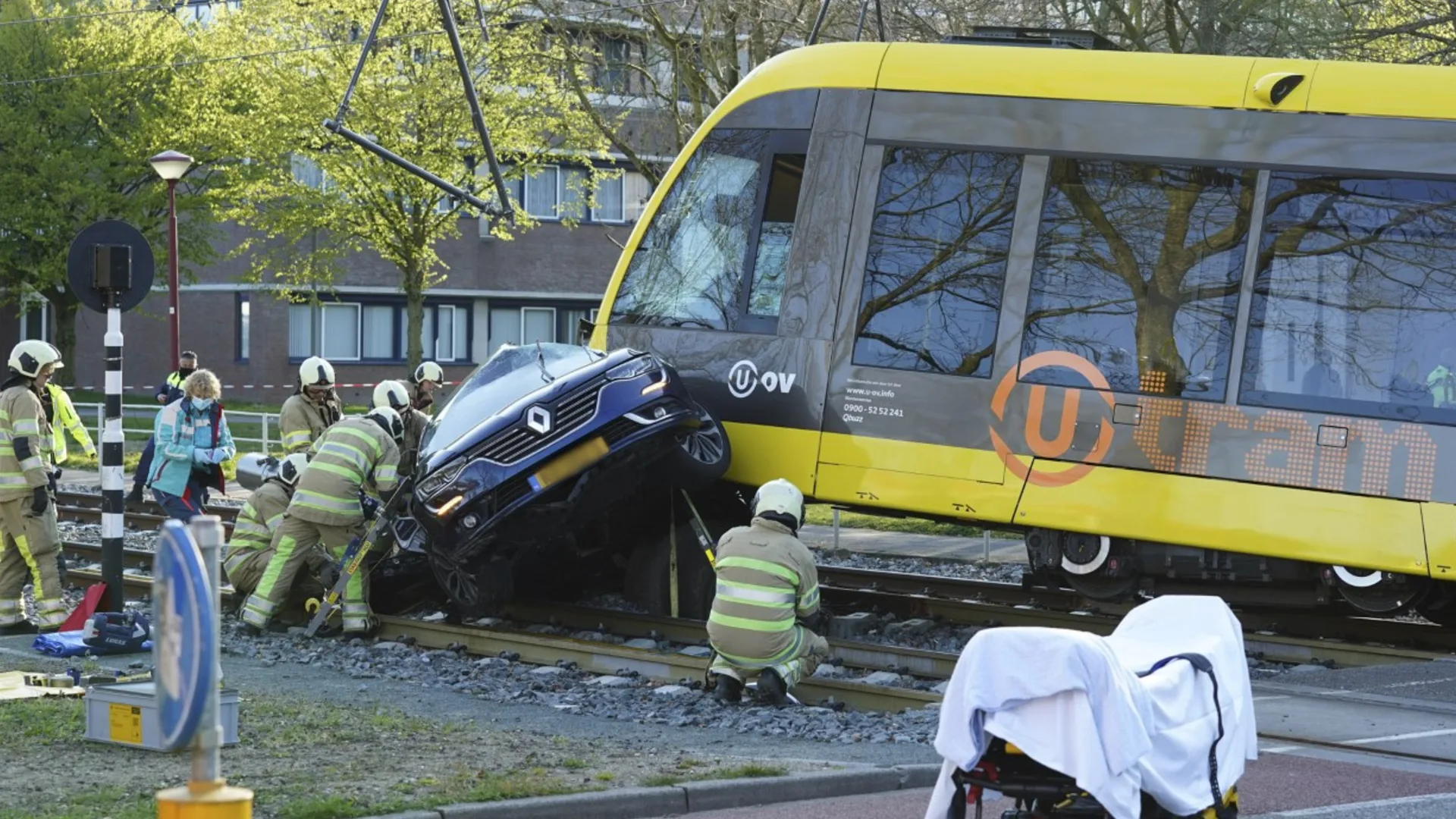 Tram belandt op auto in Nieuwegein, bestuurder uit voertuig gehaald