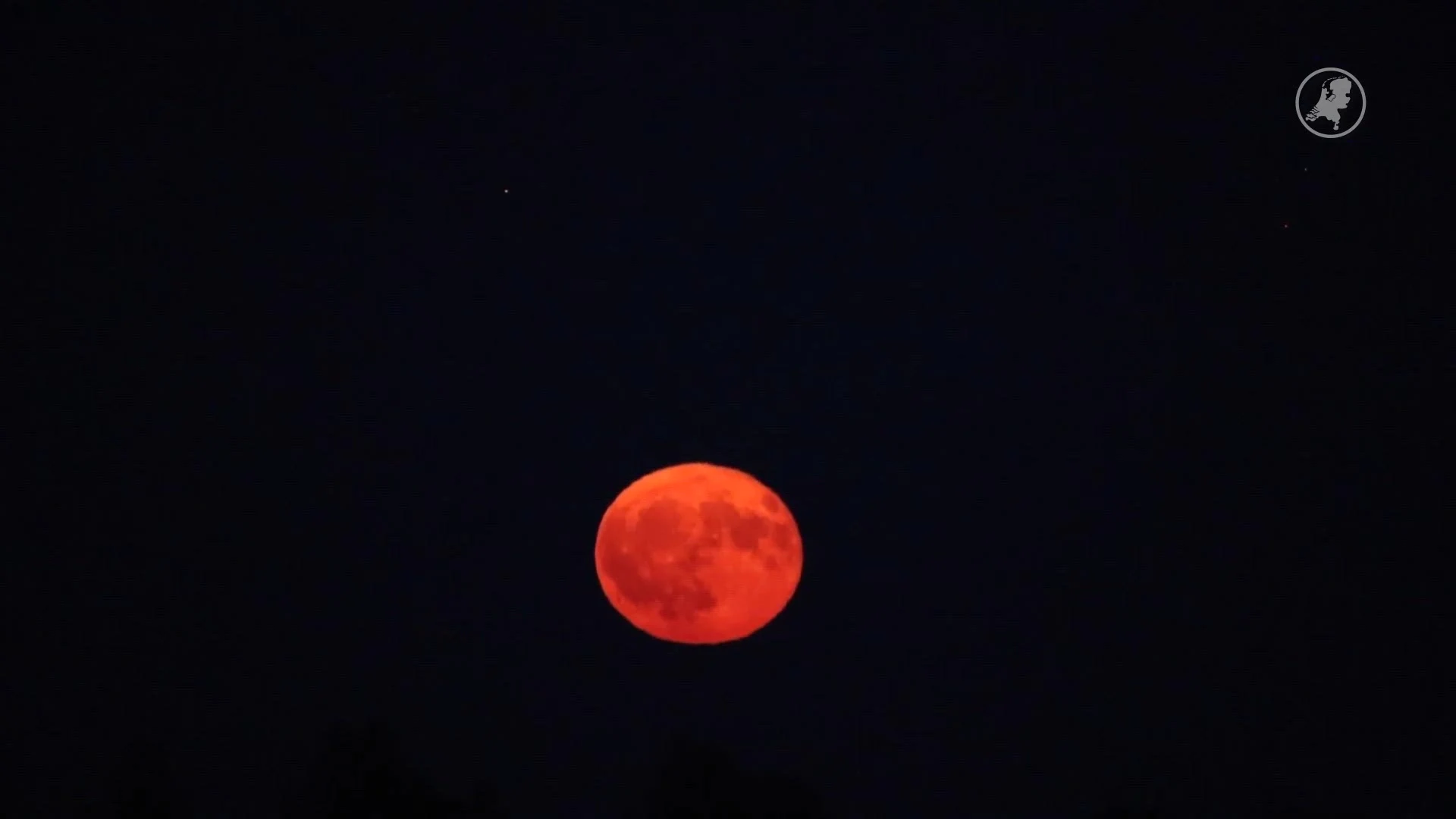 Aardbeienmaan kleurt lucht boven Leeuwarden rood
