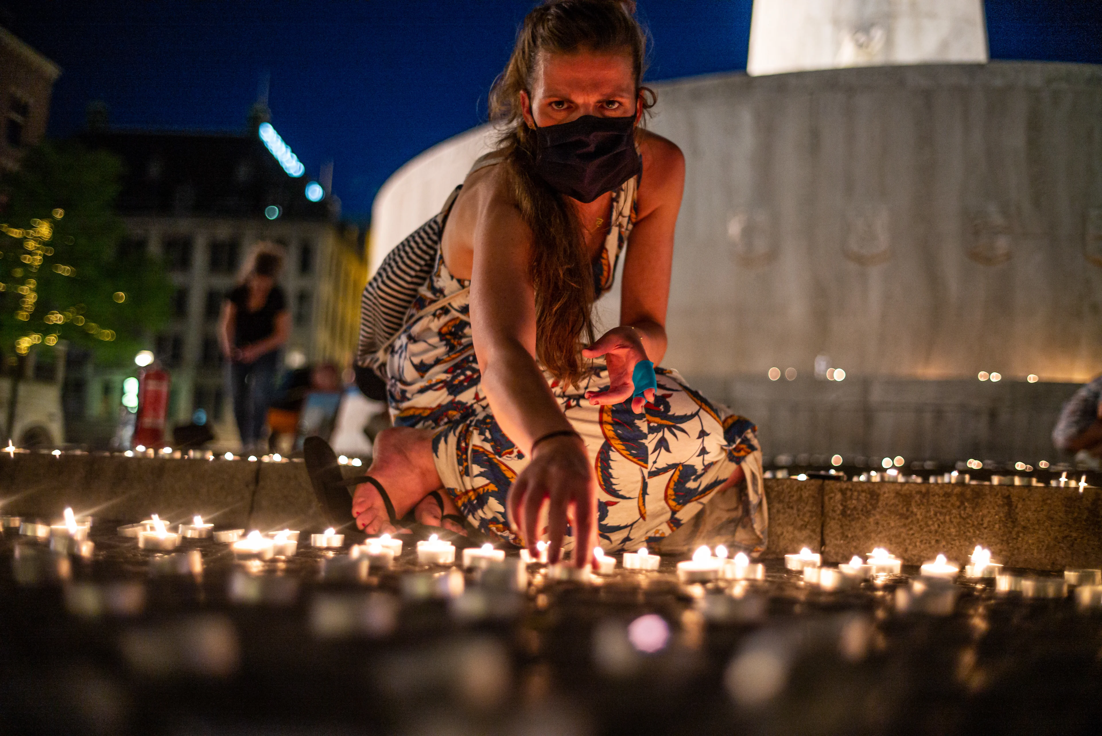 Burgerorganisatie Containment Nu! verlicht de Dam voor coronaslachtoffers