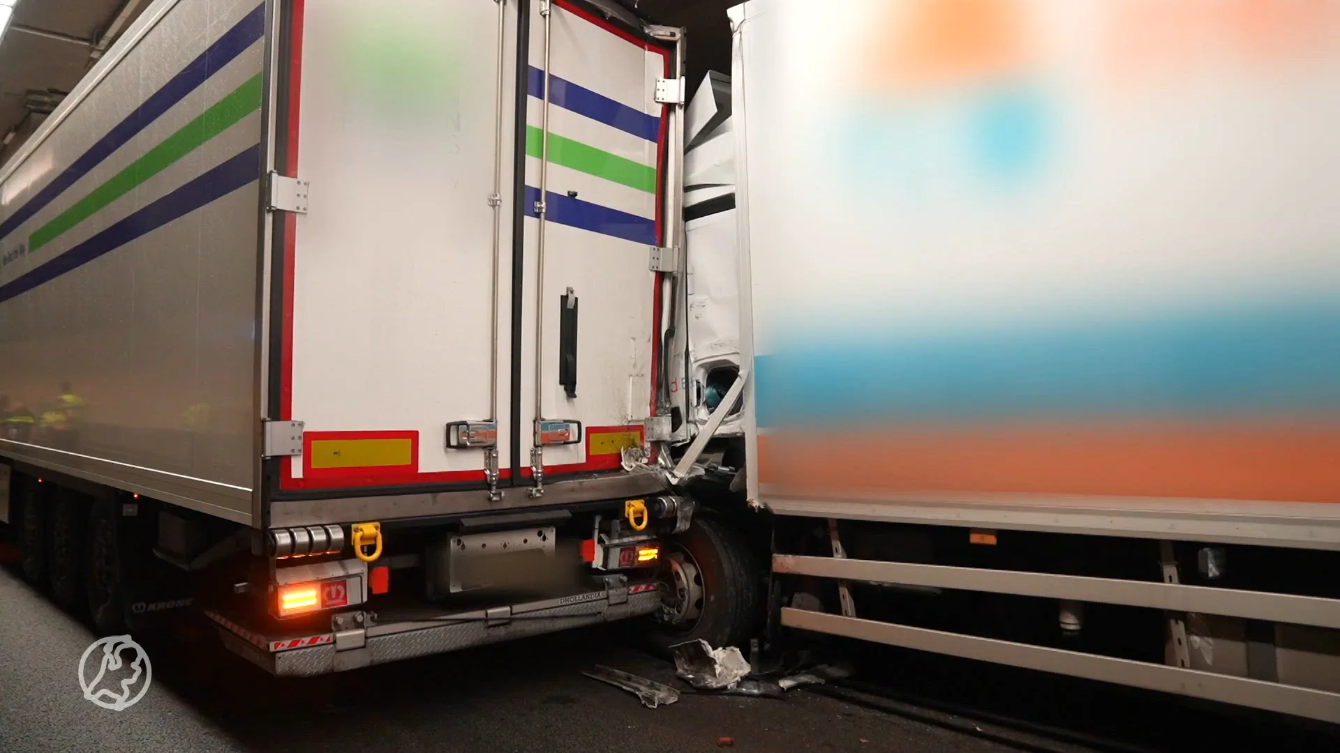 Groot ongeluk met drie vrachtwagens in Botlektunnel, A15 deels dicht