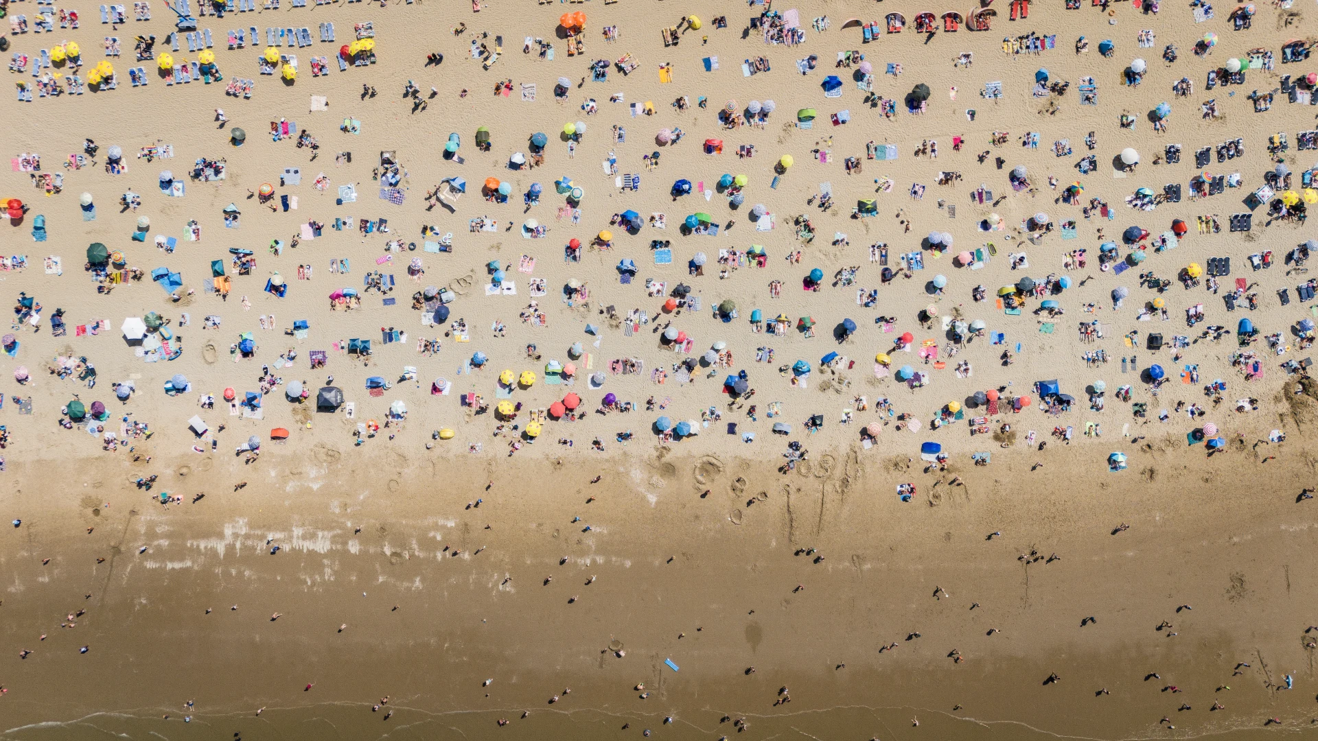 Stranden liggen vol op zomerse dag