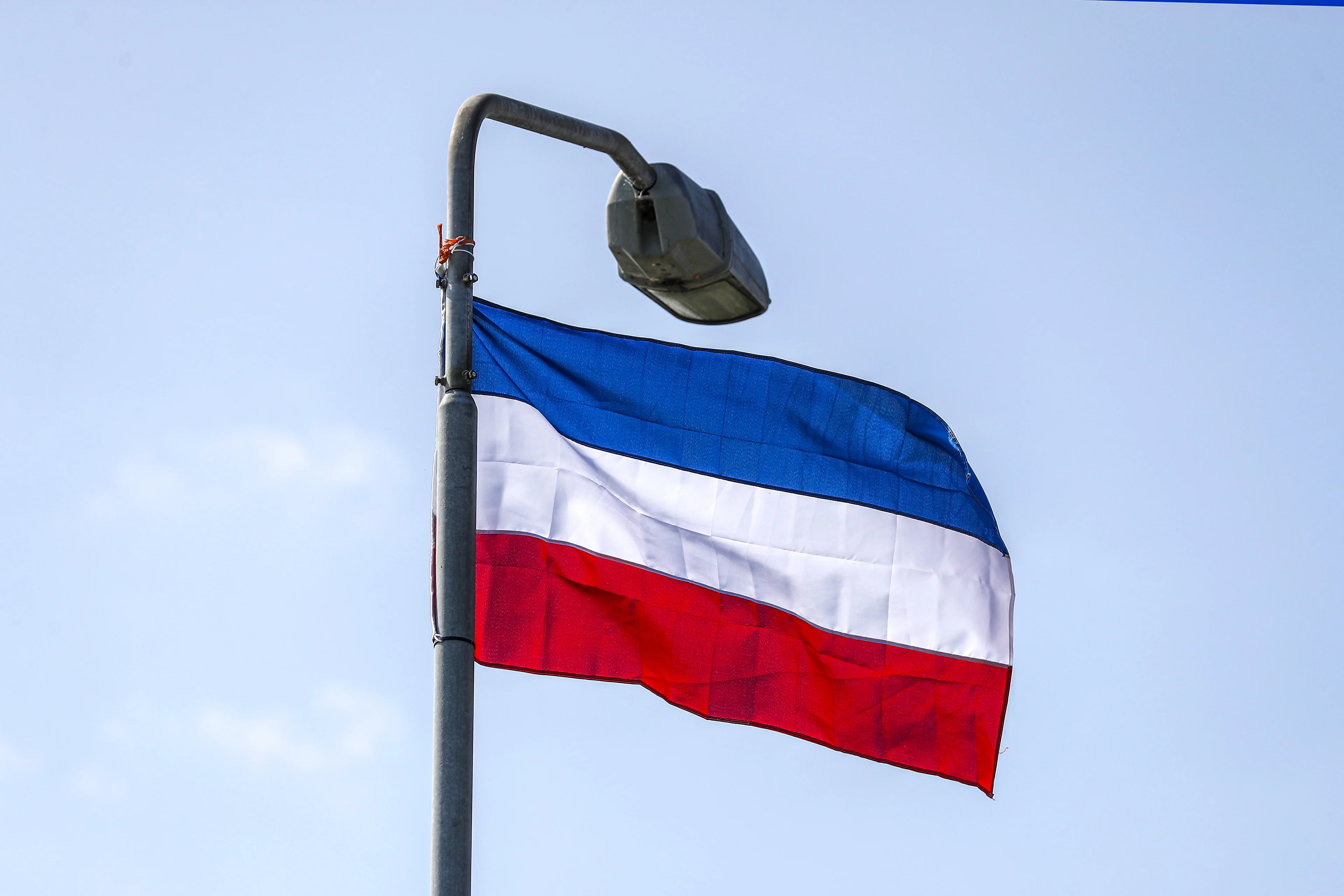 Meeste gemeenten vinden oproep om protestvlaggen recht te hangen onnodig