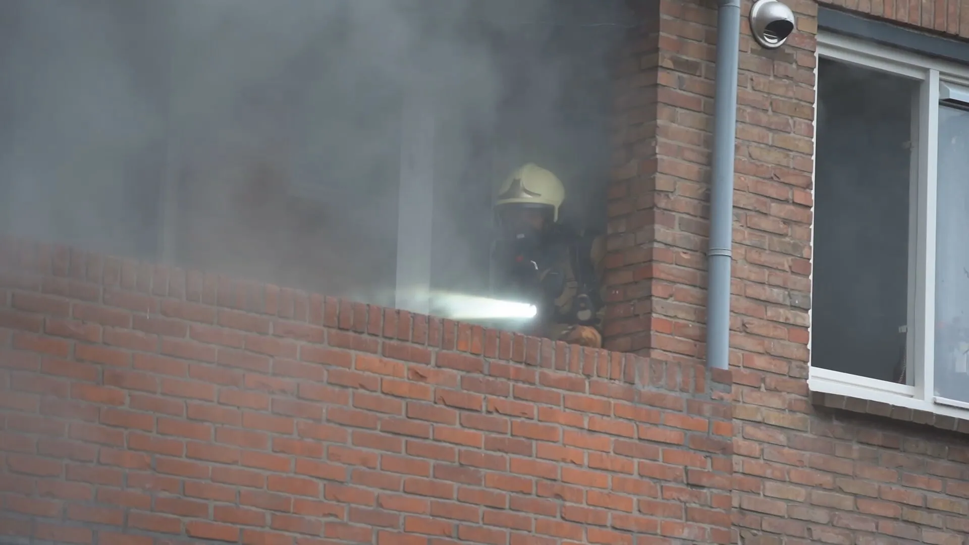 Bewoners door het oog van de naald bij flatbrand in Deventer, illegale vuurwerkbommen ontdekt