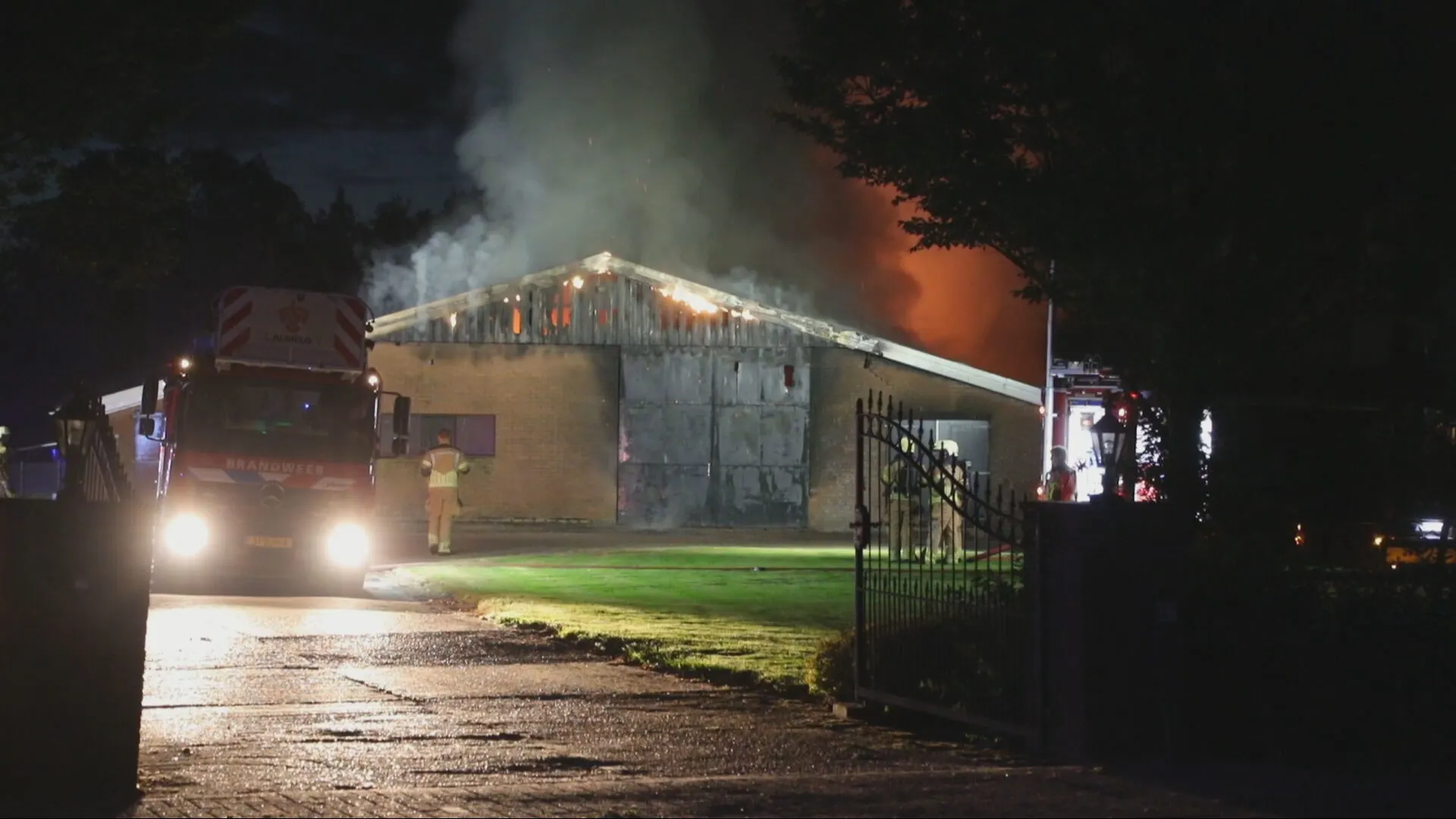 ZIEN: felle brand legt schuur met caravans in Nijverdal in de as