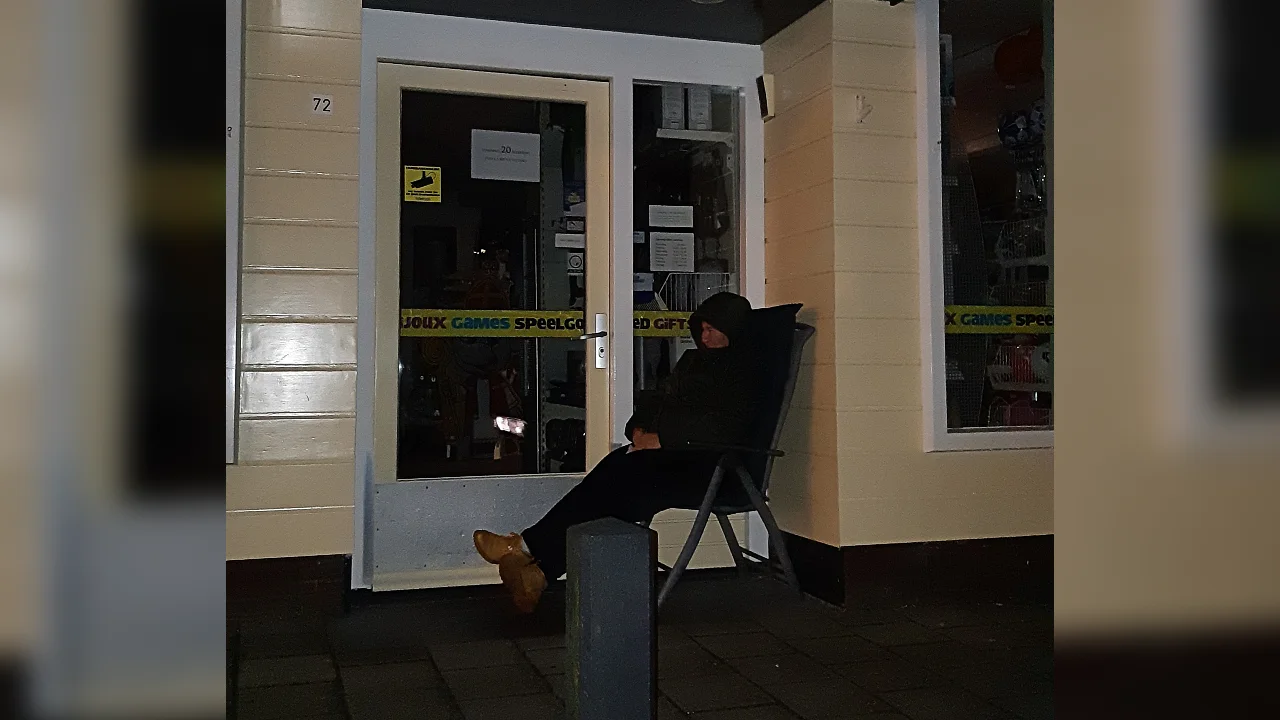 'Sarah' houdt 's nachts de wacht om nieuwste Playstation te scoren voor zoon