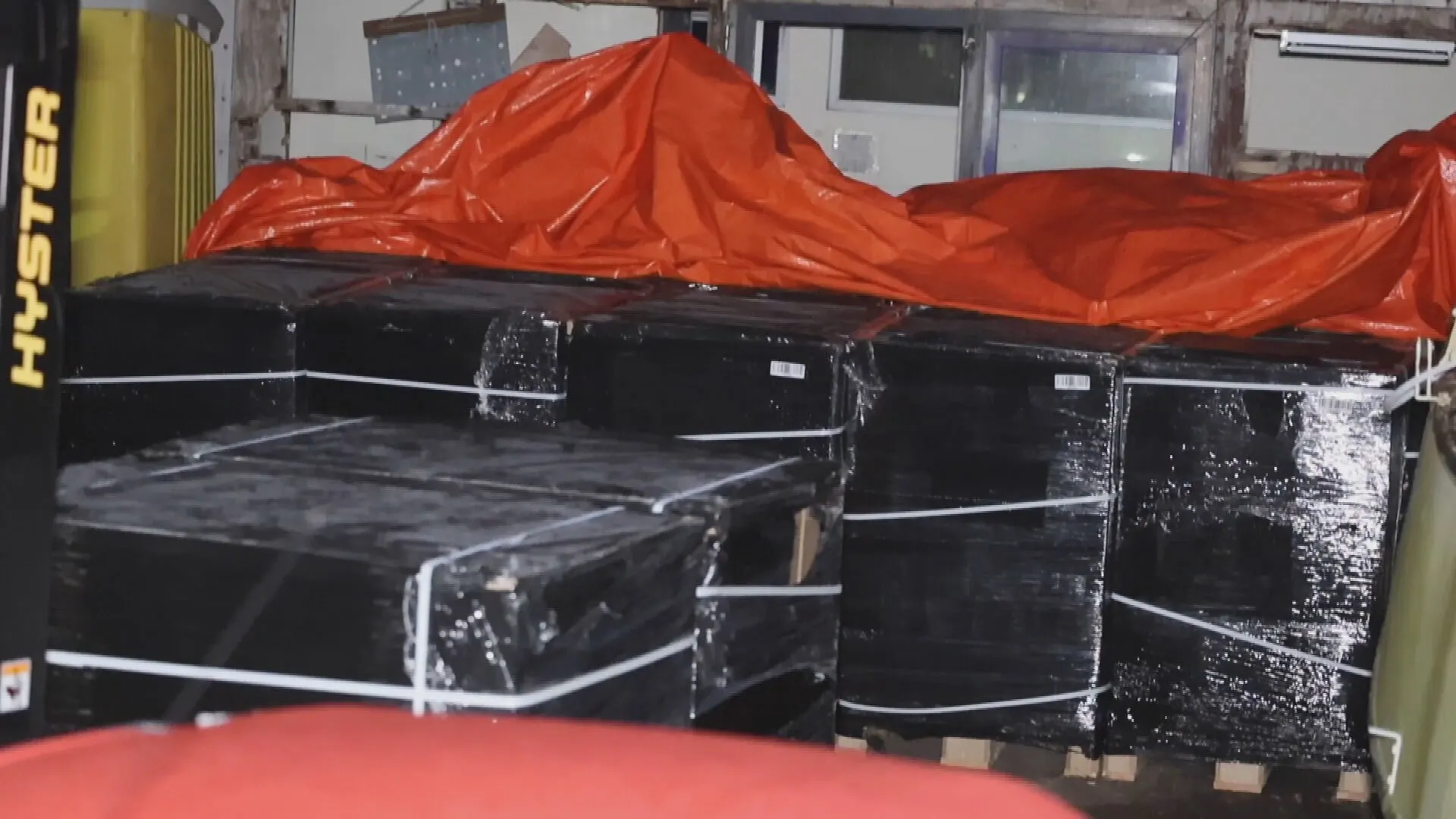 Duizenden lachgascilinders gevonden in Delft, twee mensen aangehouden