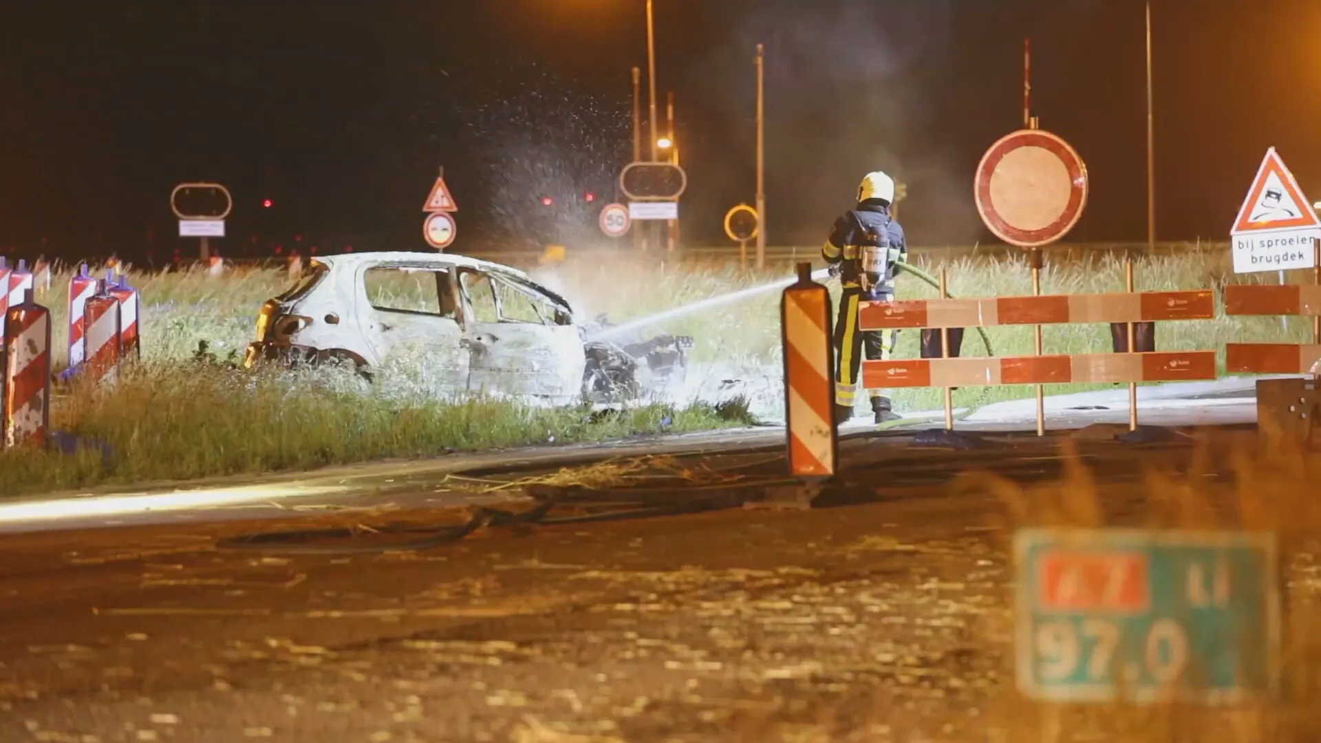 Zwaar ongeluk bij Afsluitdijk: auto vliegt in brand na botsing met pijlwagen