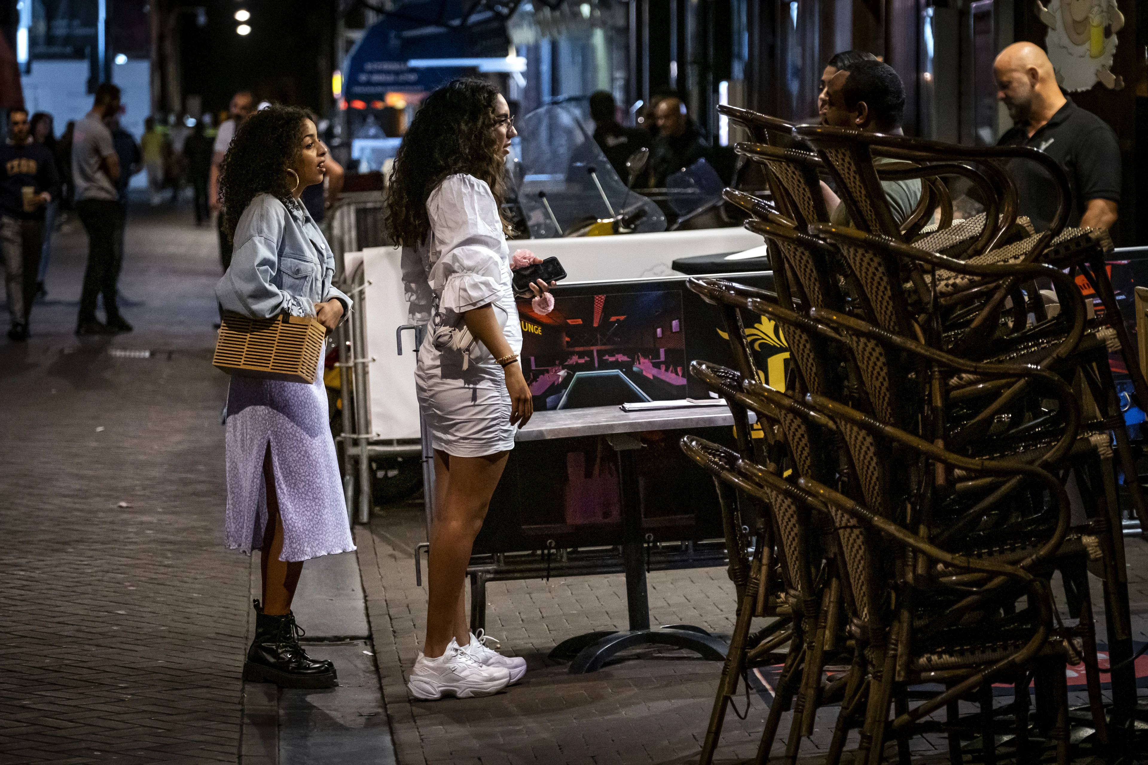 Nieuwe maatregelen tegen coronavirus: horeca eerder dicht, minder mensen in zalen