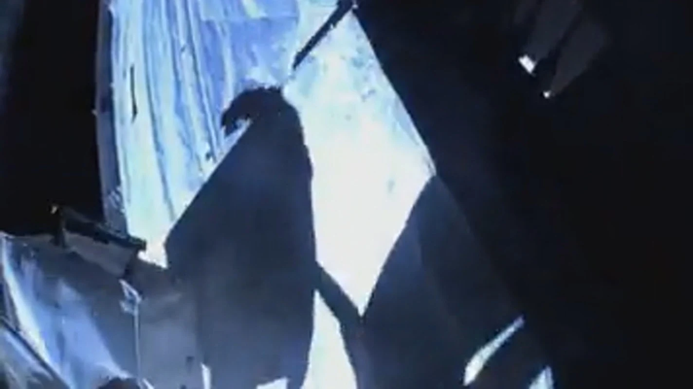 Verloren gereedschapstas zweeft in de ruimte, 'met verrekijker te zien'