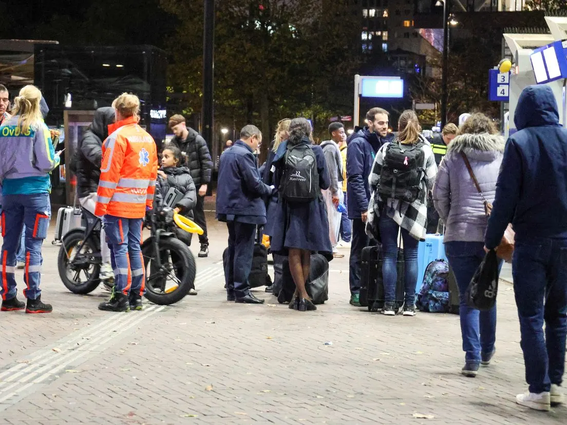 Station Rotterdam Blaak ontruimd vanwege brand in trein