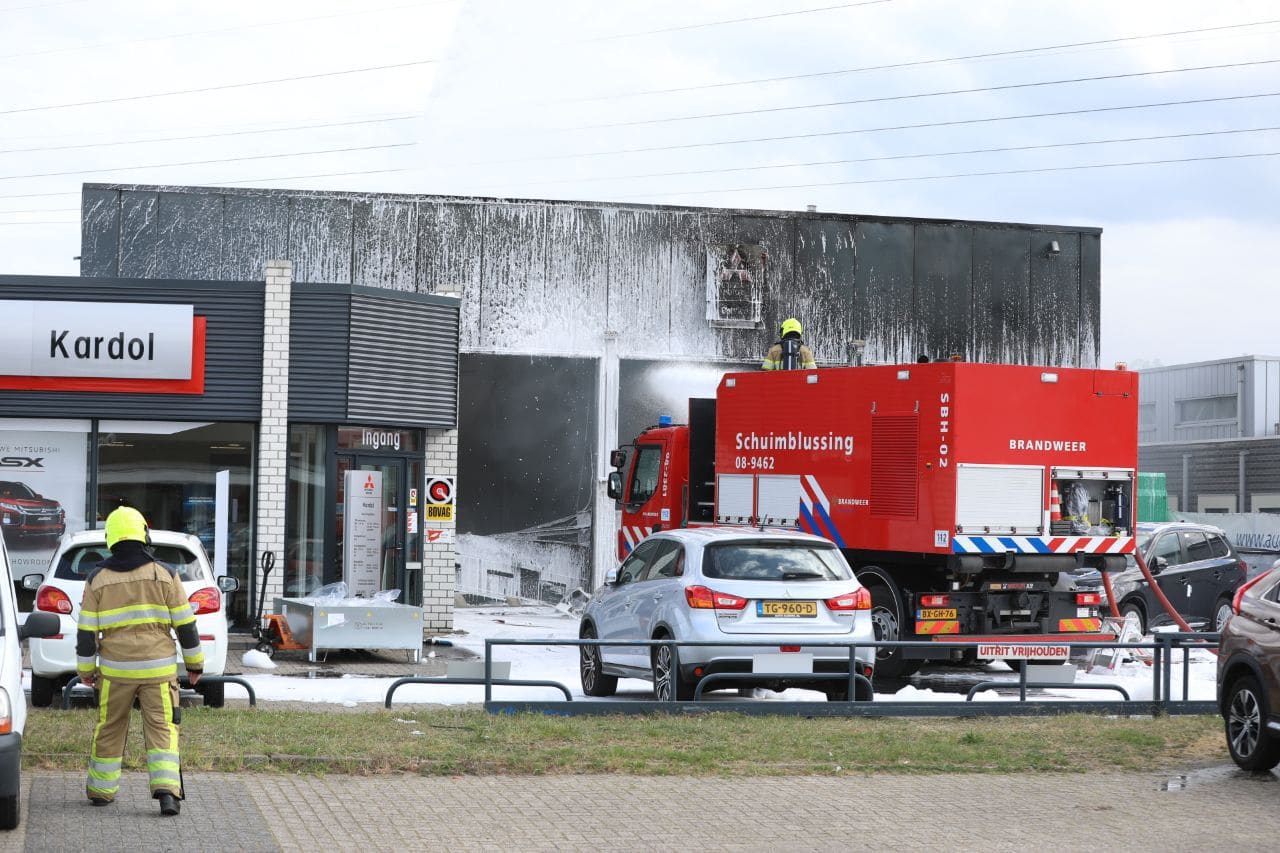 Gewonde bij brand in autobedrijf Nijmegen