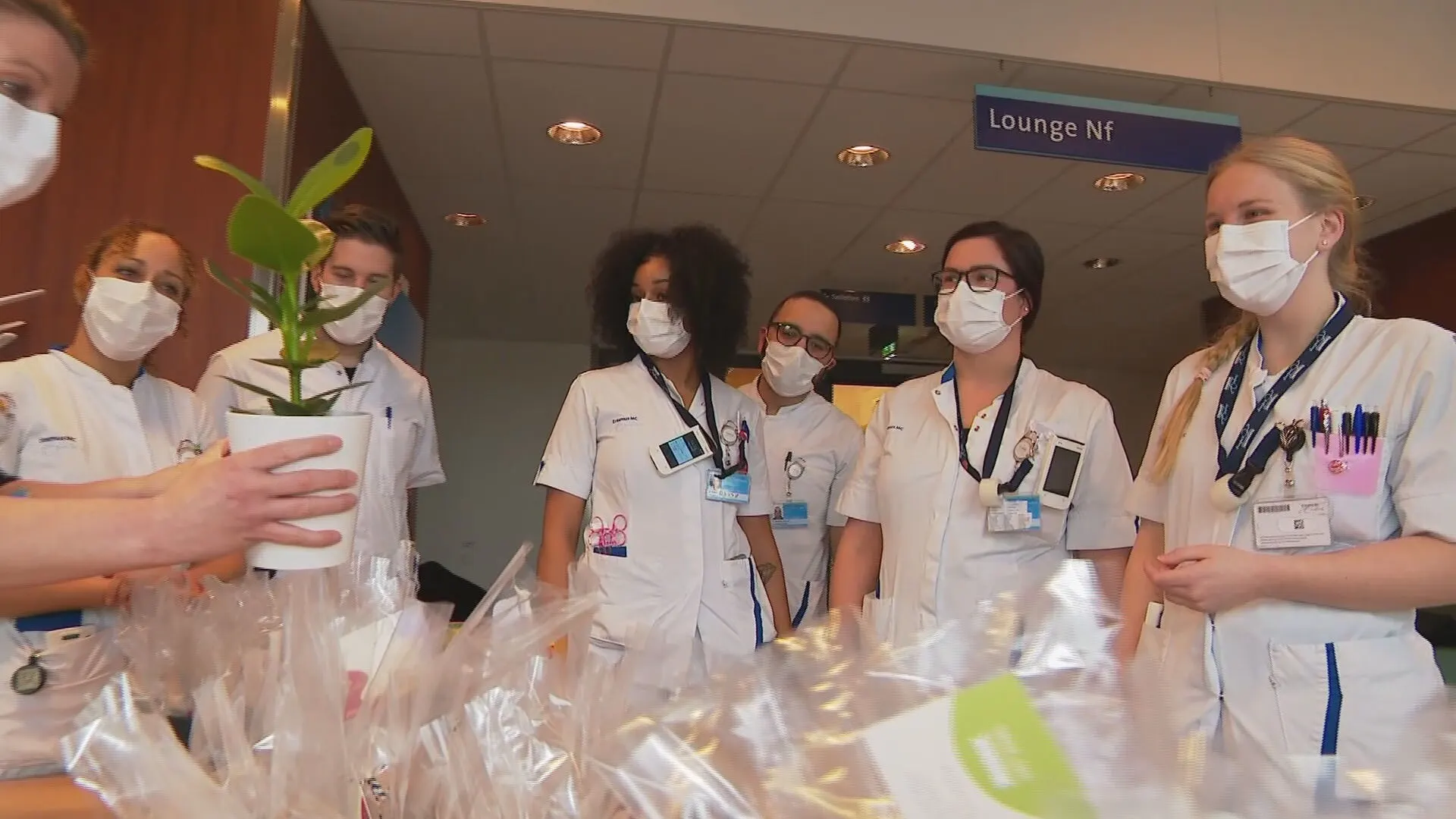 Personeel longafdeling krijgt verrassingspakket na zware coronajaren: 'Laten zien dat de waardering er nog steeds is'