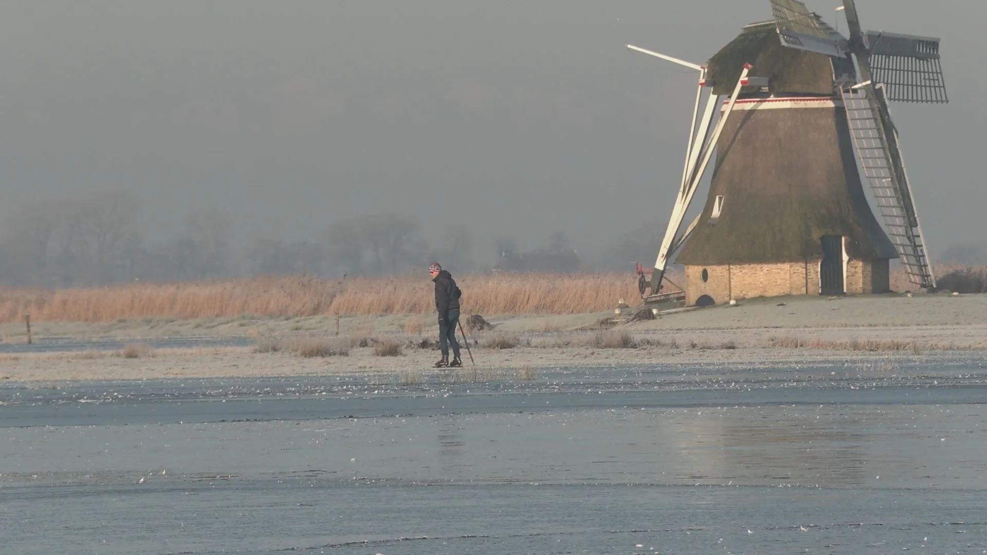 ZIEN: Eerste schaatsliefhebbers wagen zich op natuurijs op open water