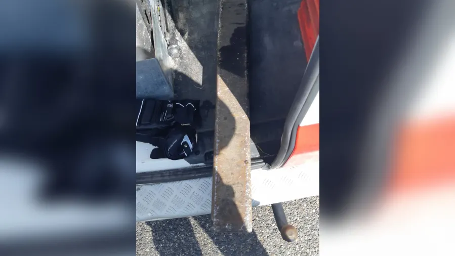 Stalen balk zwerft over snelweg, meerdere auto's zwaar beschadigd