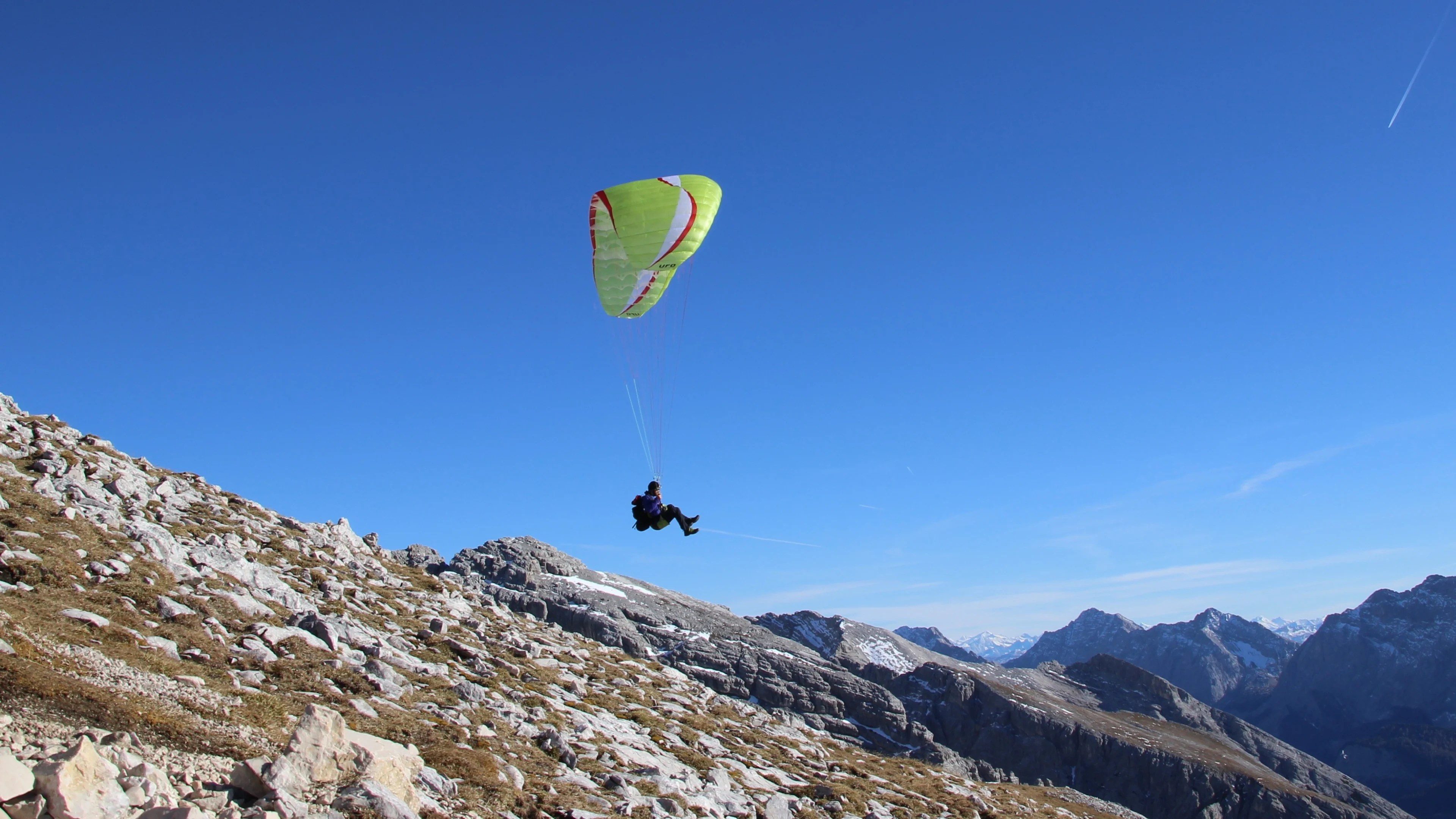 Meltem (24) stort neer bij paraglidesprong: 'Ik dacht dat ze er geweest was'