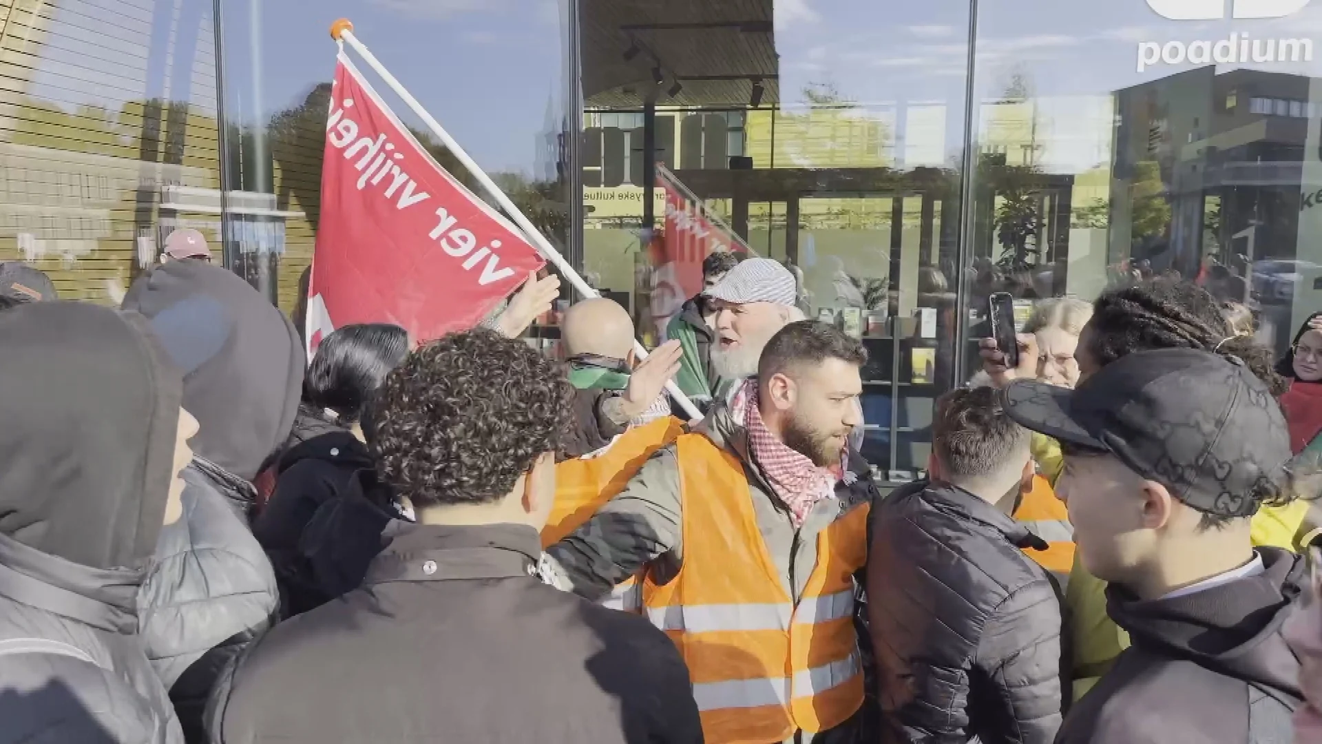 Opstootje bij Palestinademonstratie in Leeuwarden om man met vrijheidsvlag