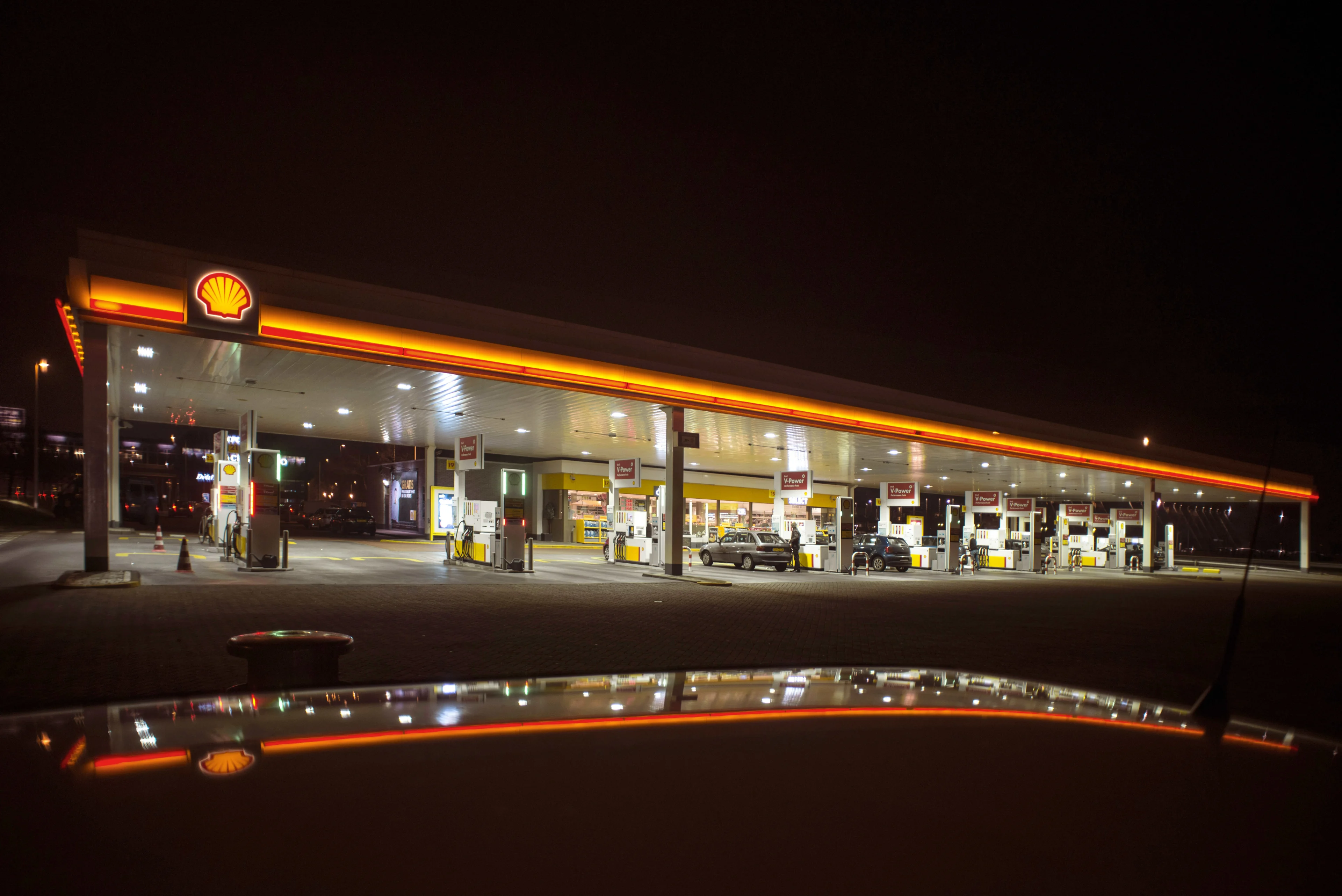 Motorrijder rijdt tankstation langs snelweg bij Elst binnen