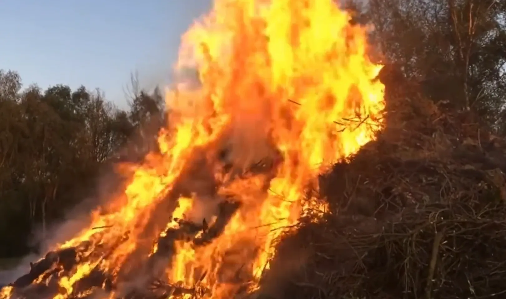 Nóg het einde van een traditie: paasvuur genekt door strenge regels?