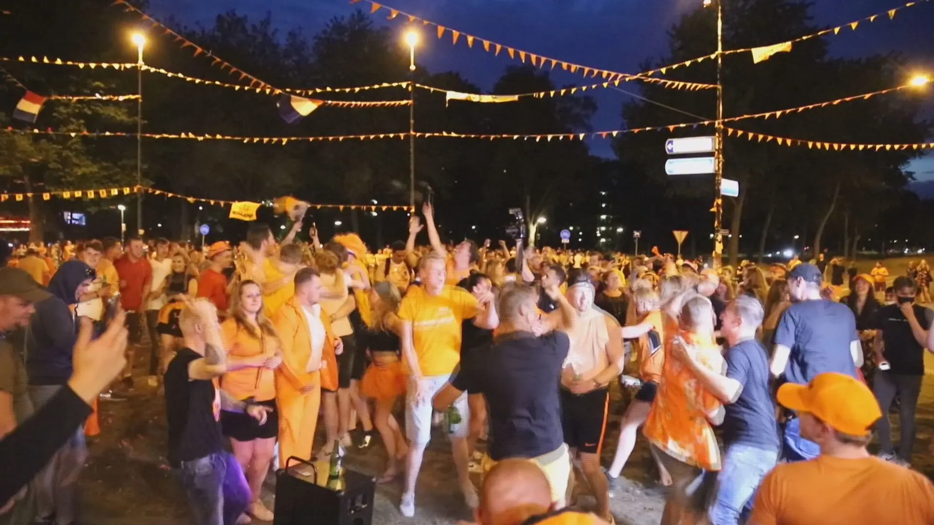 Honderden Oranjesupporters vieren feest, politie grijpt op verschillende plaatsen in