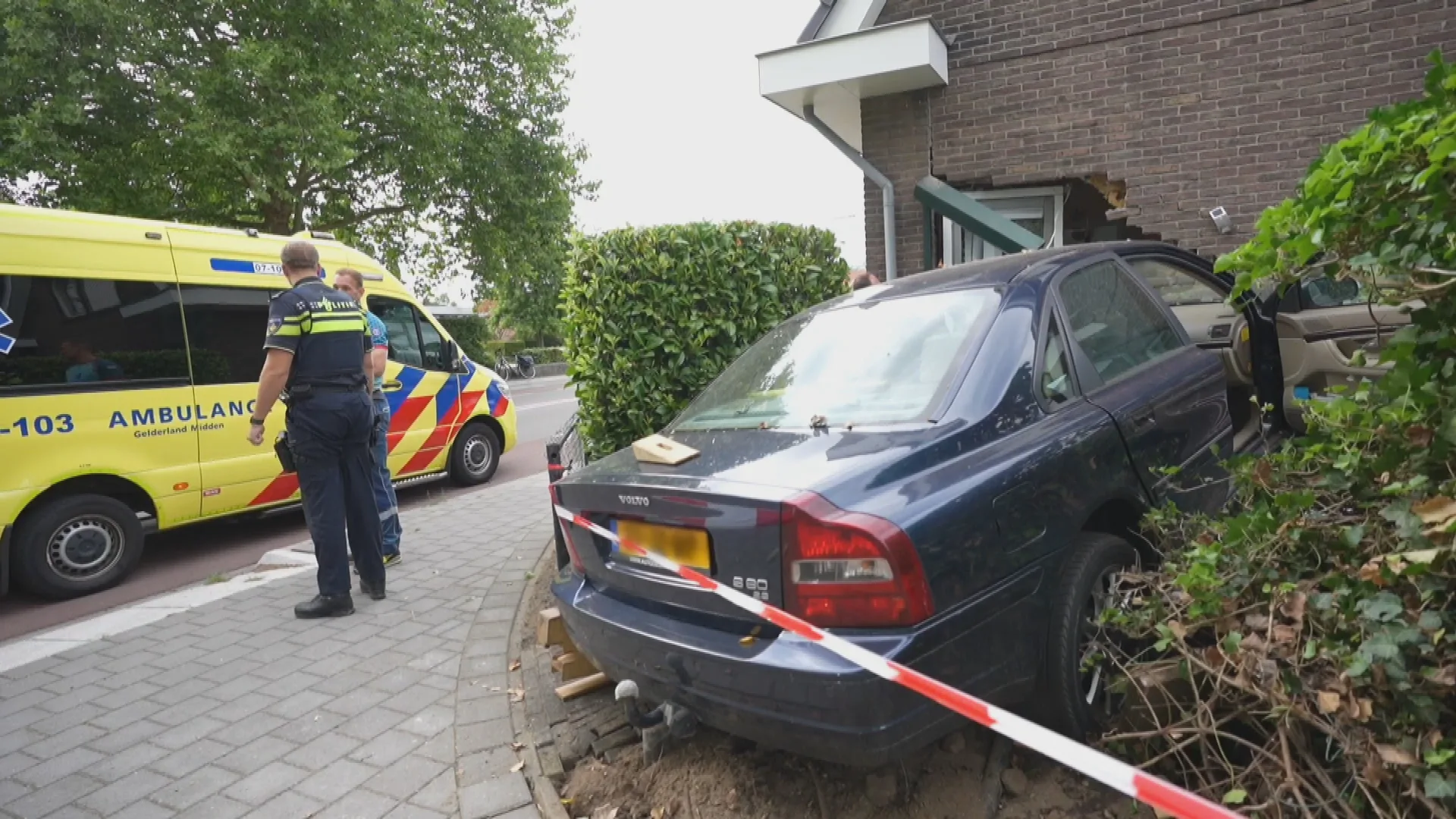 Auto rijdt woning in Dieren in, bestuurder gewond