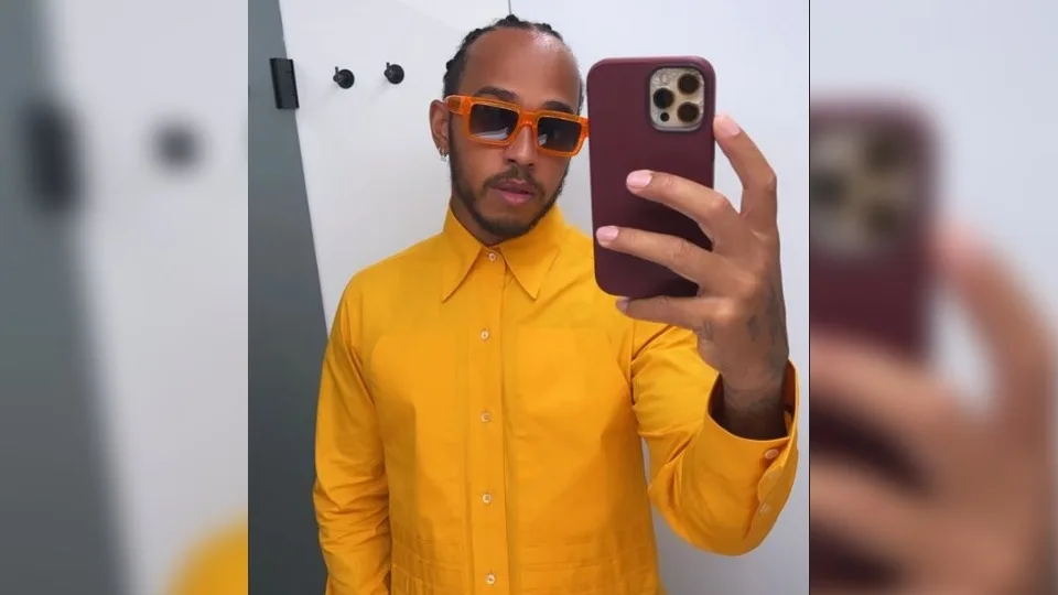 F1-kampioen Lewis Hamilton brengt ode aan Nederland met knaloranje outfit: 'Dutch vibes'