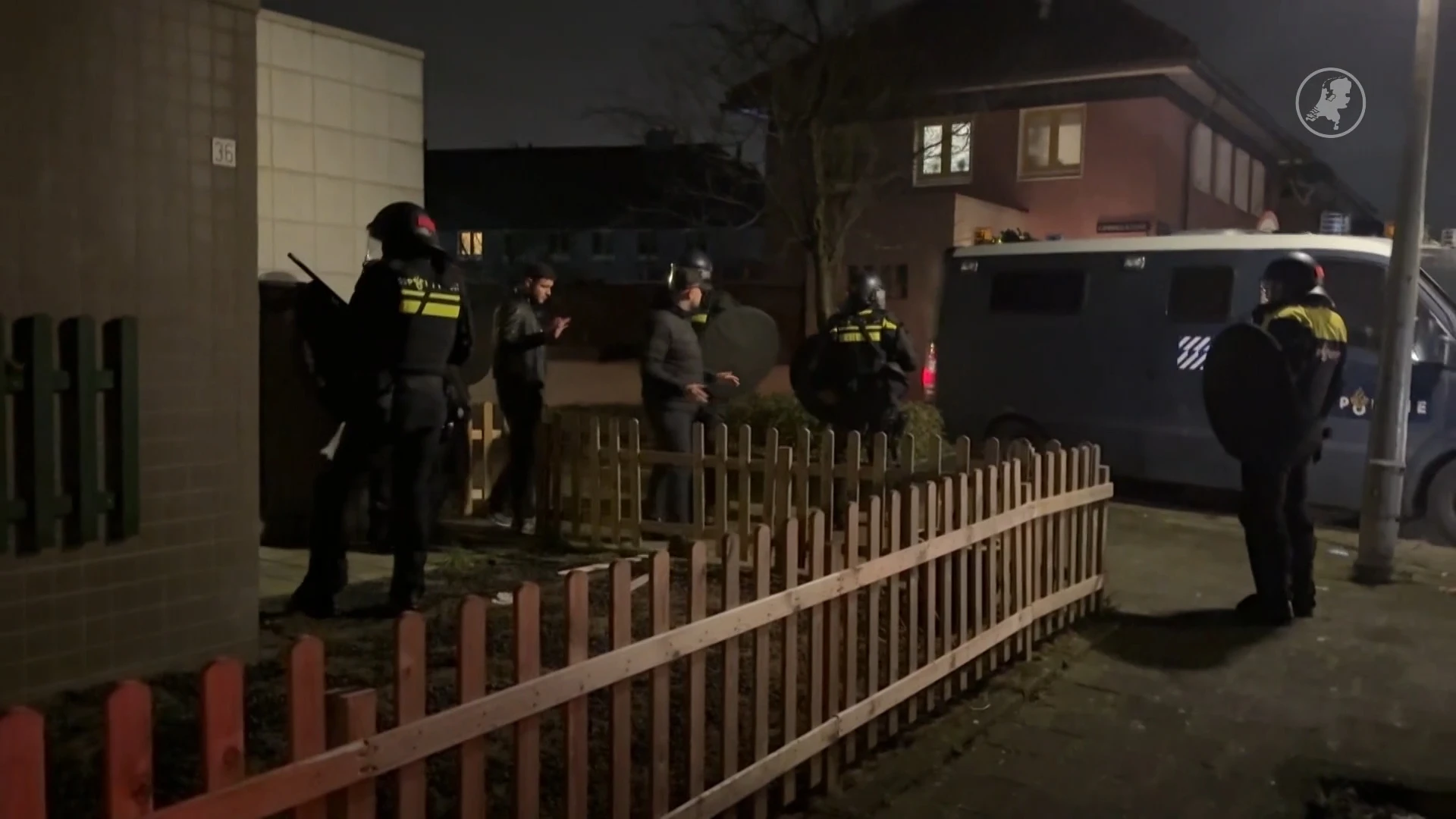 ME weer in Floradorp vanwege brandje, zes personen aangehouden