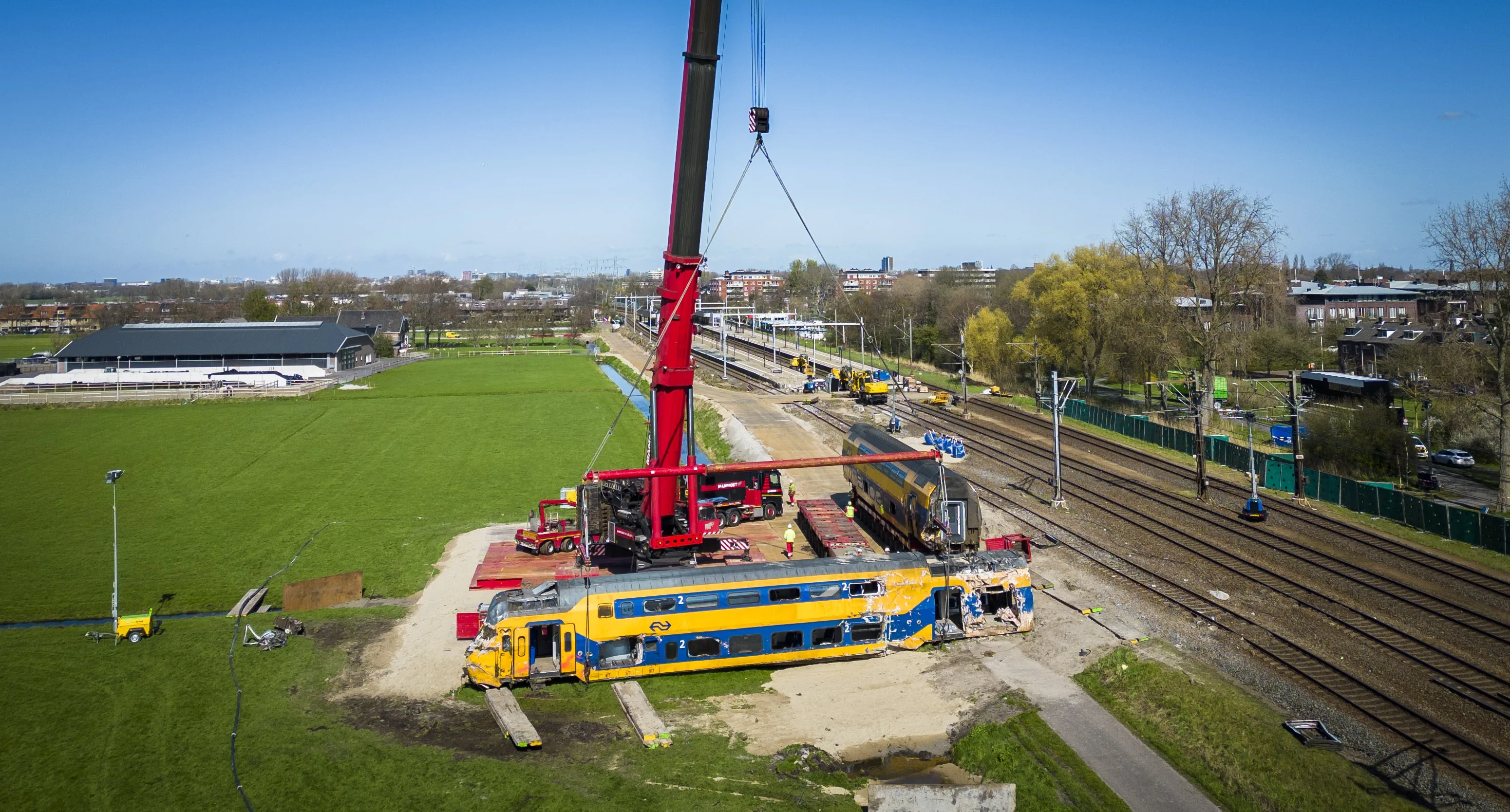 Treinstellen worden uit weiland weggetakeld in Voorschoten