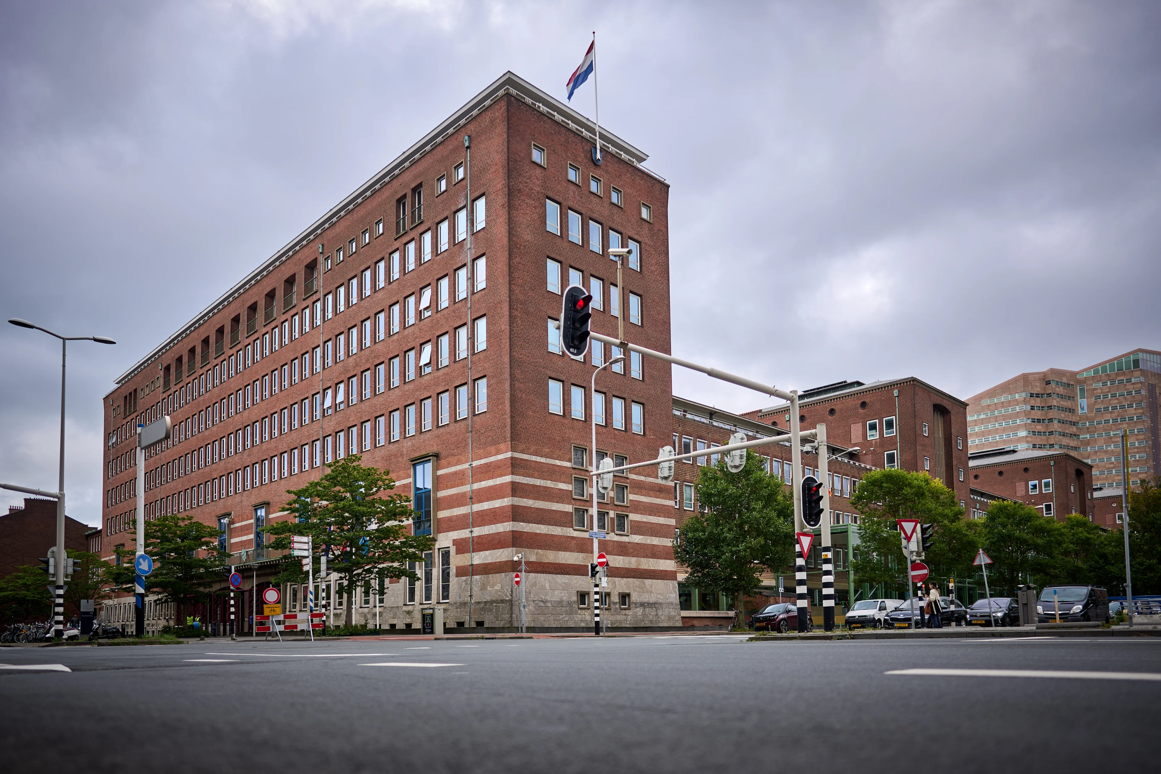 Ministeries Economische Zaken en Landbouw weer vrijgegeven, onduidelijk waar indringer is 